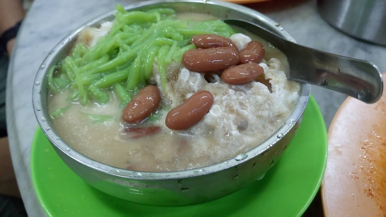 We saw many customers ordering the Cendol, and followed suit - it was good! Cendol = shaved ice with the green stuff (cendol) which is rice flour strips, coconut milk, palm sugar syrup, and here they added the kidney beans. A must-have on a hot day!