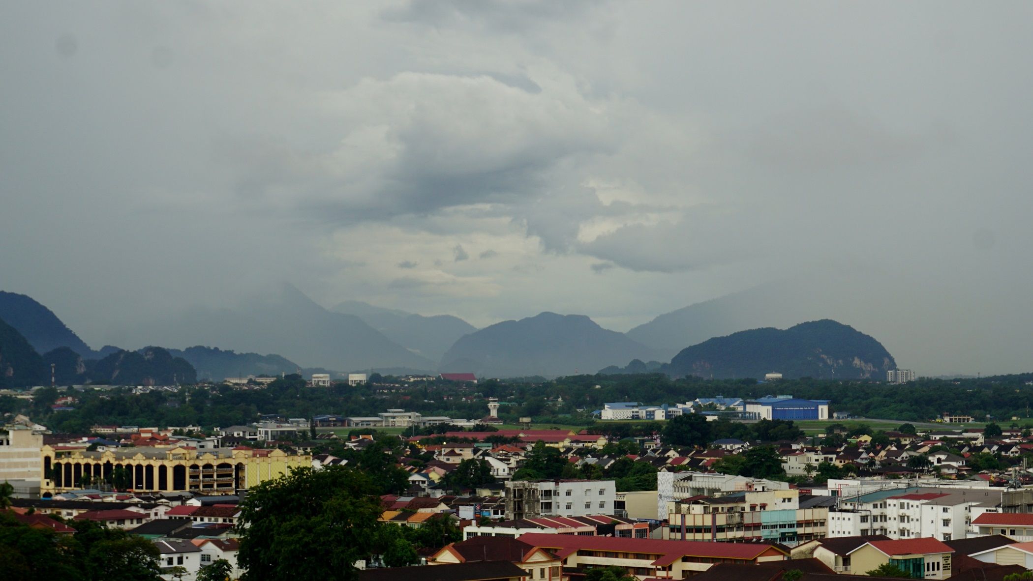 Rain closing in, from left and right... amongst the hills...