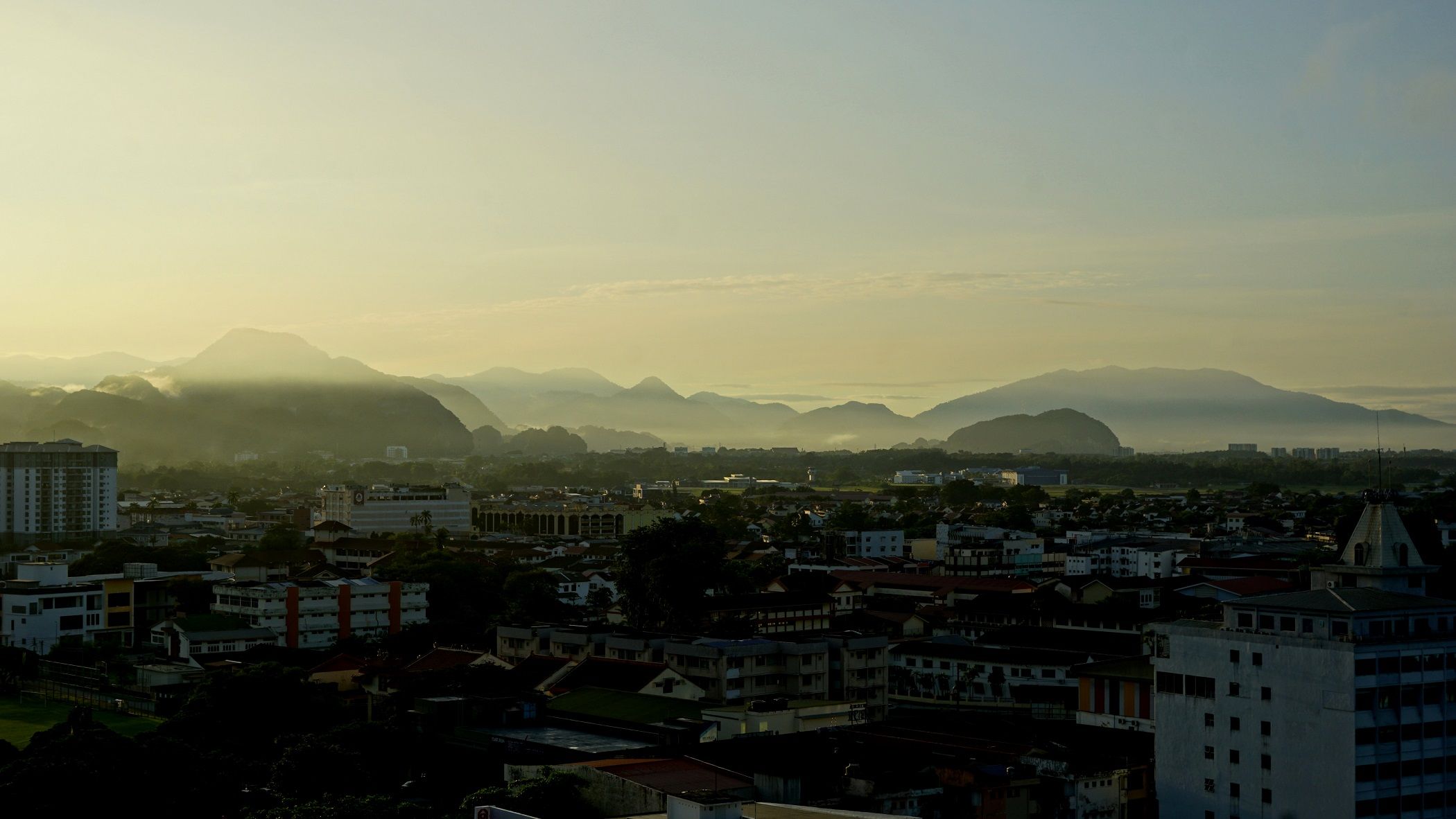 Dawn, the next morning! Good morning, all! More hills and mountains, mists and clouds.... lying low at the foothills. Until the sun heats up the land and the mists flee...