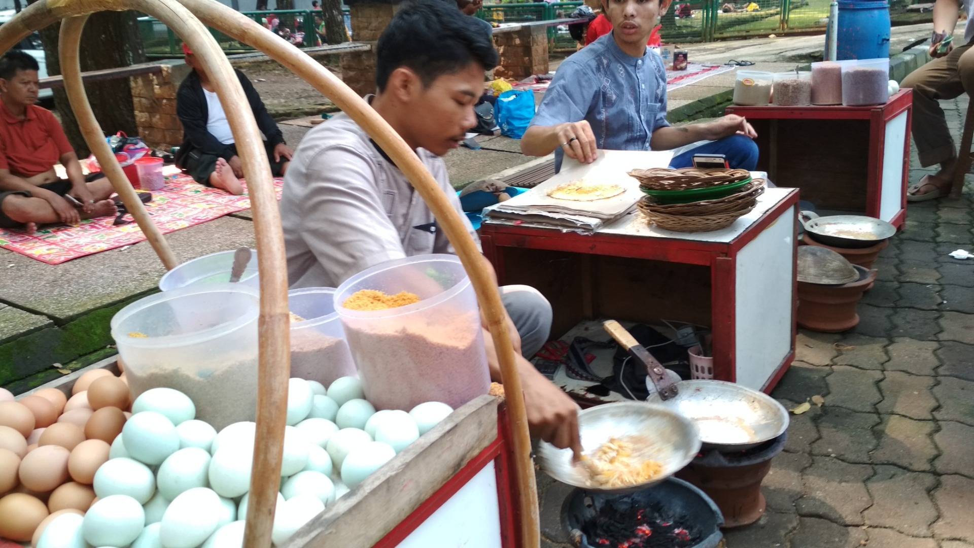 egg crust, a Jakarta specialty food