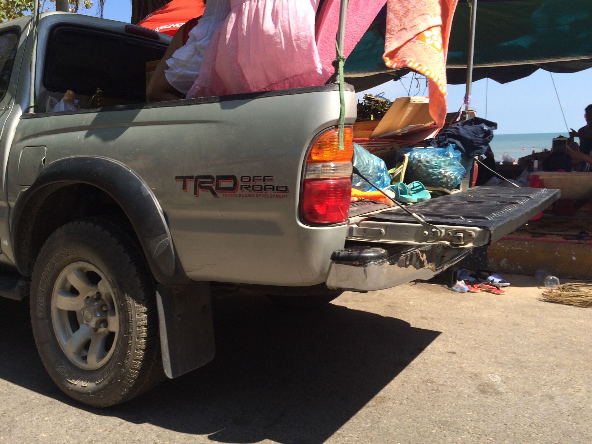 I like taking these side angle shots the depict the bits of reality that I see moving along the city.