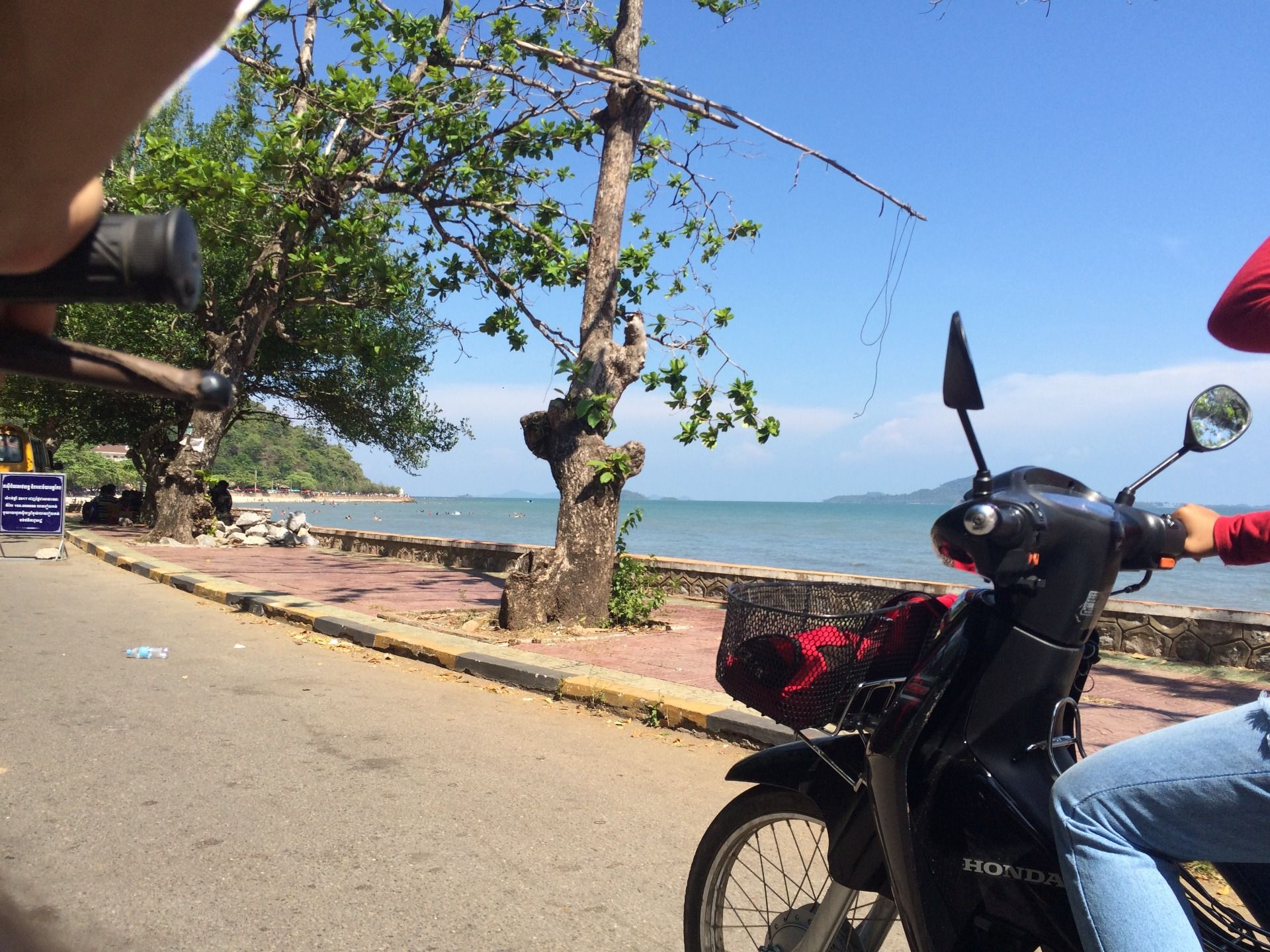 Side shot as we ride along.