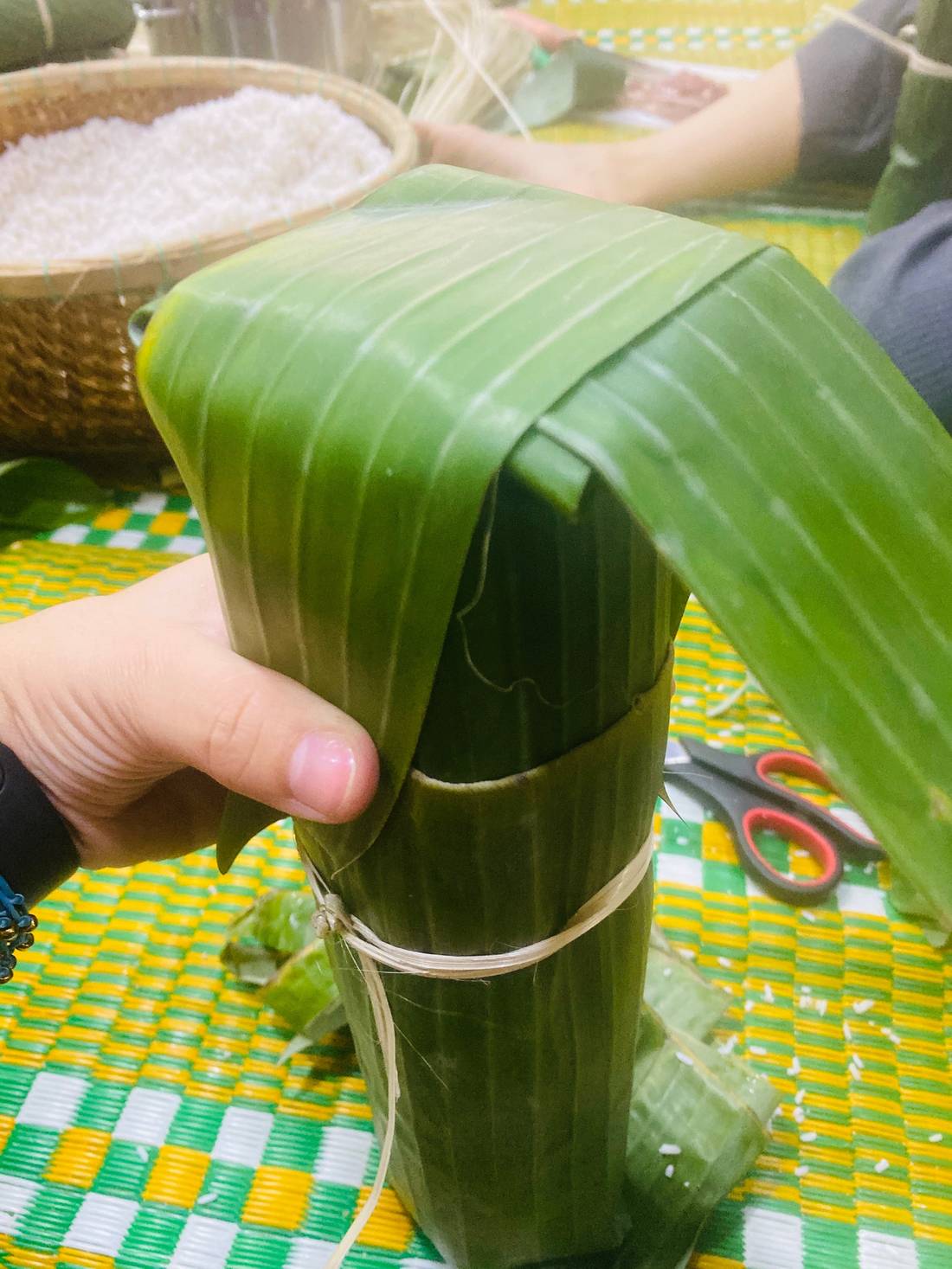 Secure with more banana leaves. 