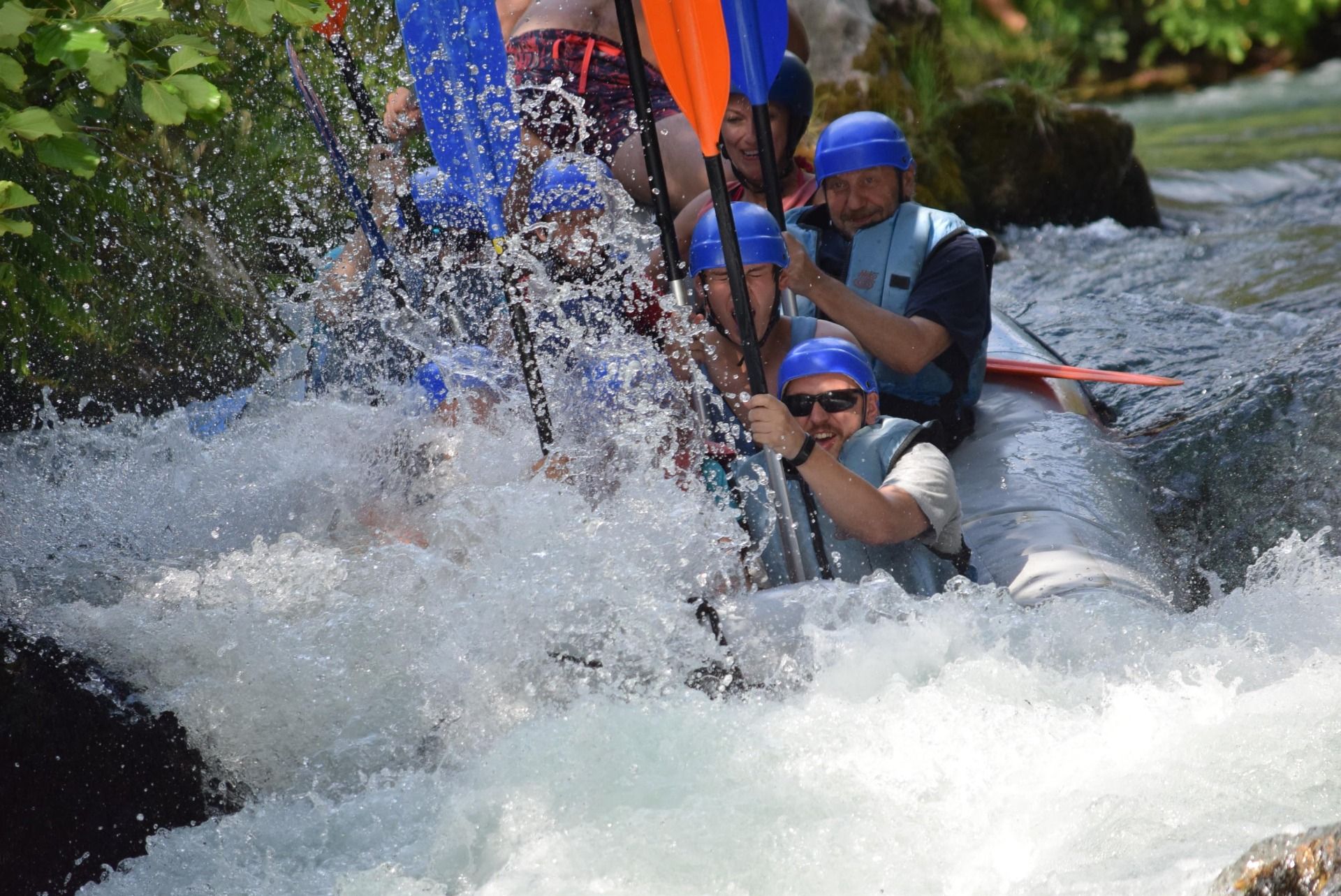 Same miasteczko to piękne wąskie uliczki, małe sklepiki i knajpy, ale także bliskość morza i gór. I codziennie na świeżo zaopatrzony targ rybny.