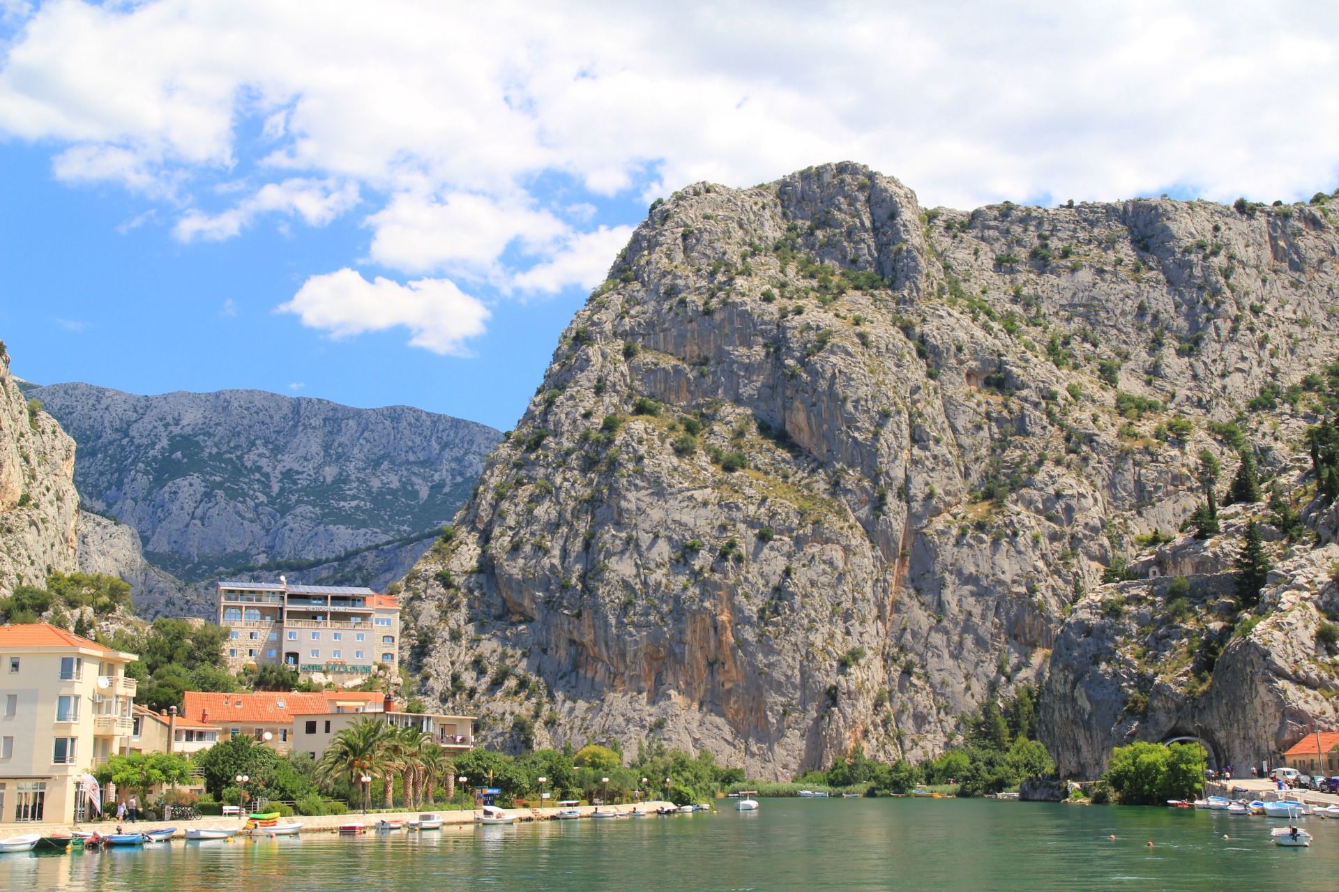 Nad miastem góruje stara baszta, na którą można się wspinać, aby zrobić ładne zdjęcia z widokiem na cały Omiš i zatokę.