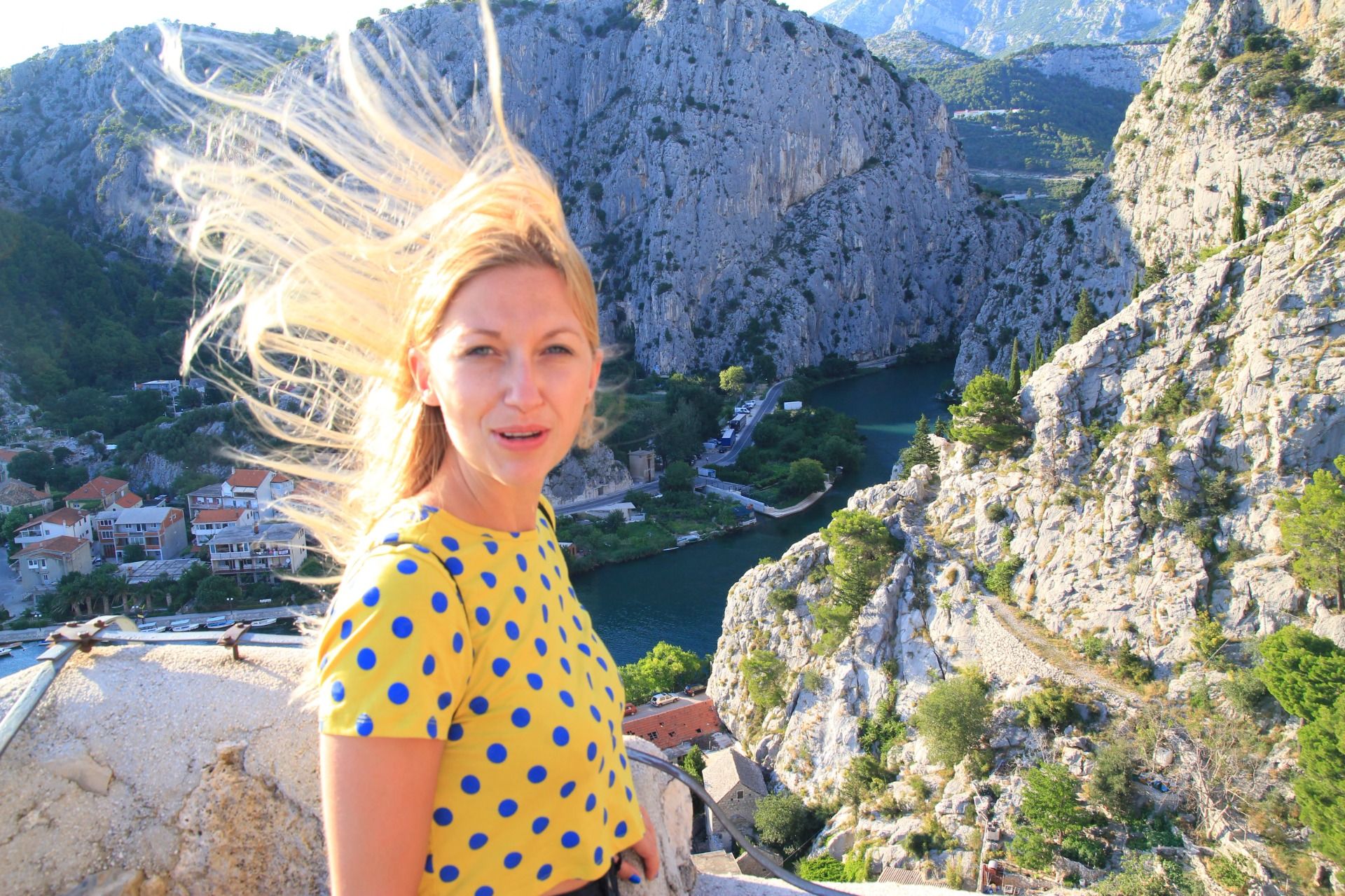 U góry trochę wieje, warto uważać jeśli się idzie np. z nakryciem głowy bo my musieliśmy zbiegać po kapelusz dziadka ;)