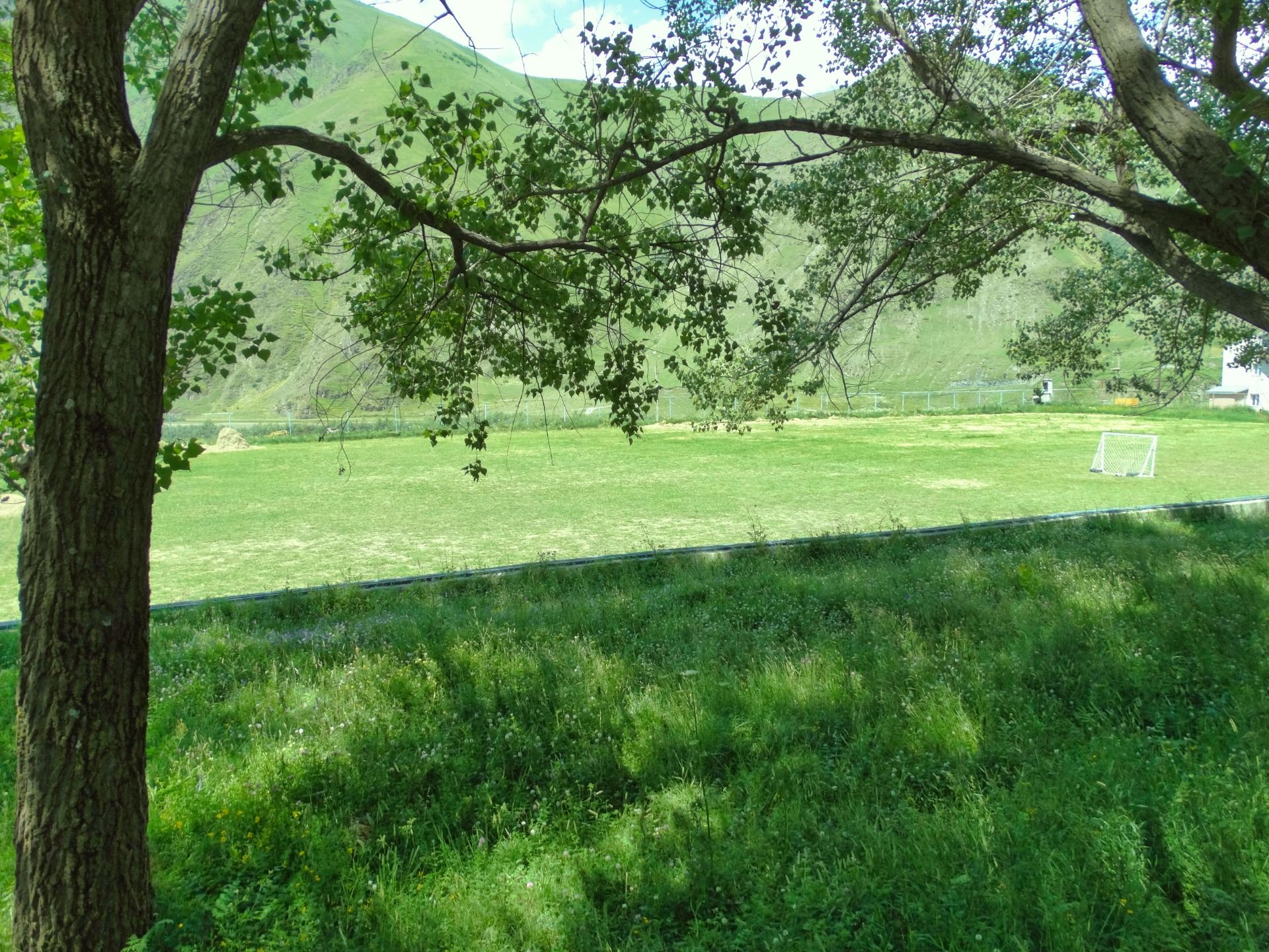 Stadiony Gruzji (4/?) - boisko w Stepancmindzie/Kazbegi, 11.7.2015