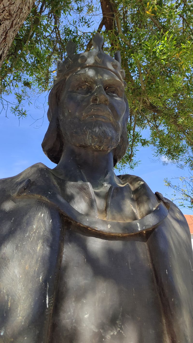 bust of king Dinis.jpg