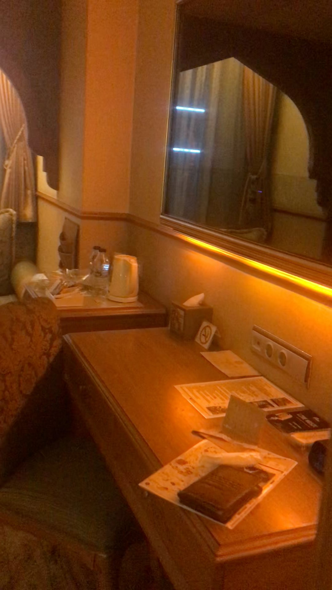 Standard Desk & Mirror