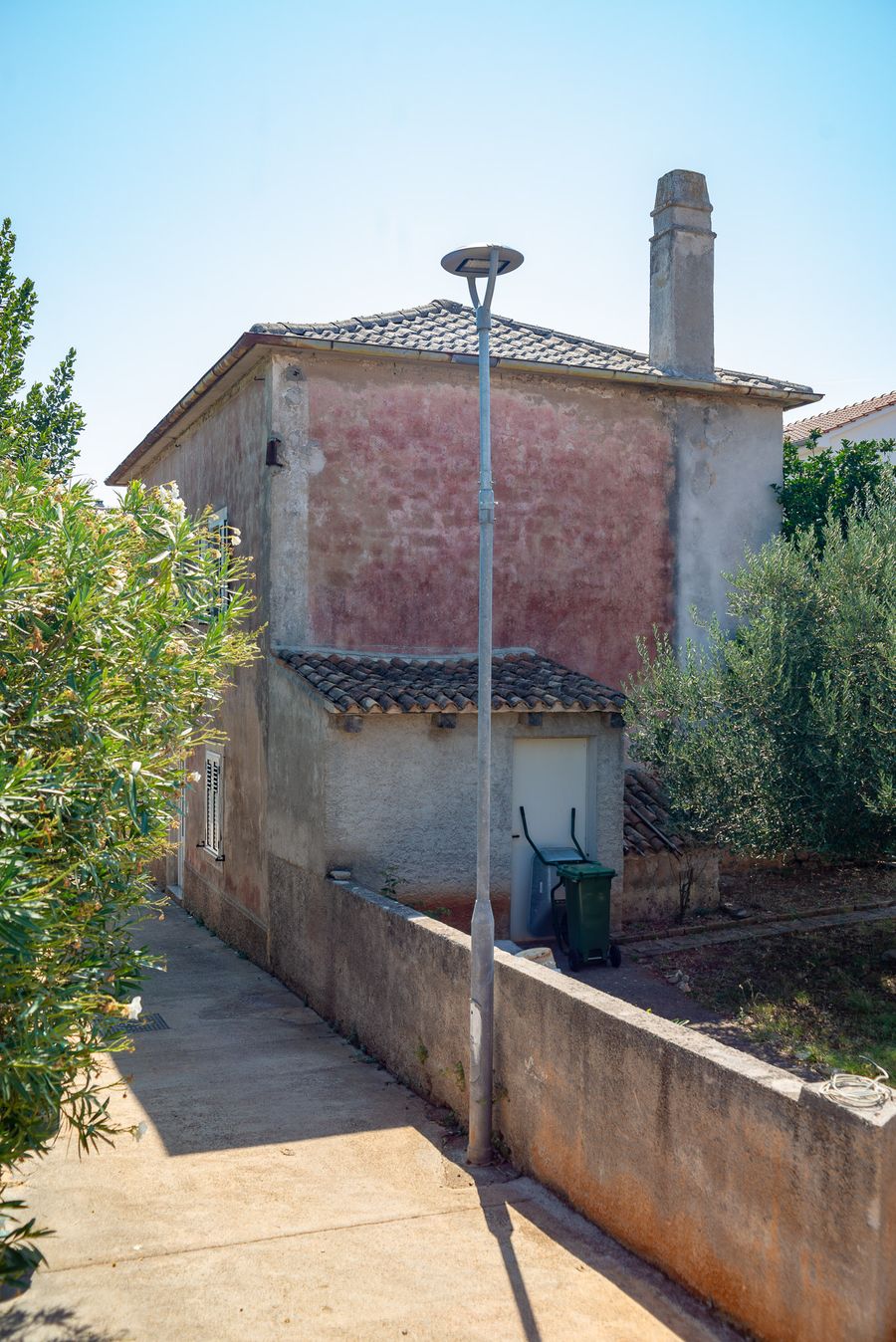 With that kind of chimney there must be wood stoves/heaters on both floors of this house!