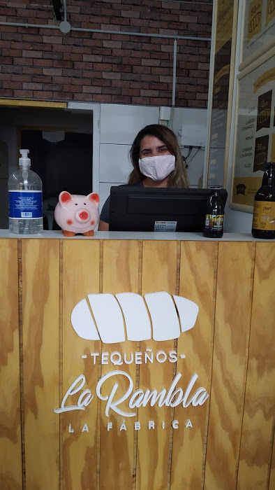 Eilyn Graterón la amble cajera que trabaja los domingos en las mañanas.