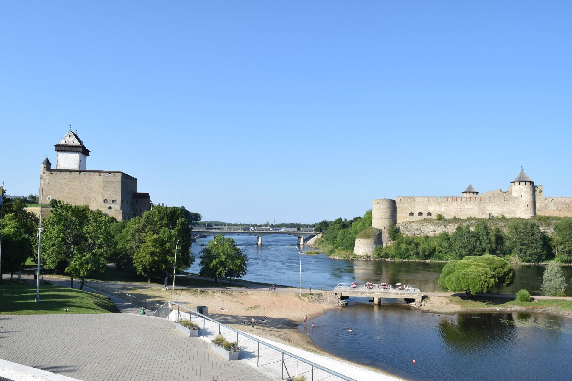 The bridge separating Russia and Estonia