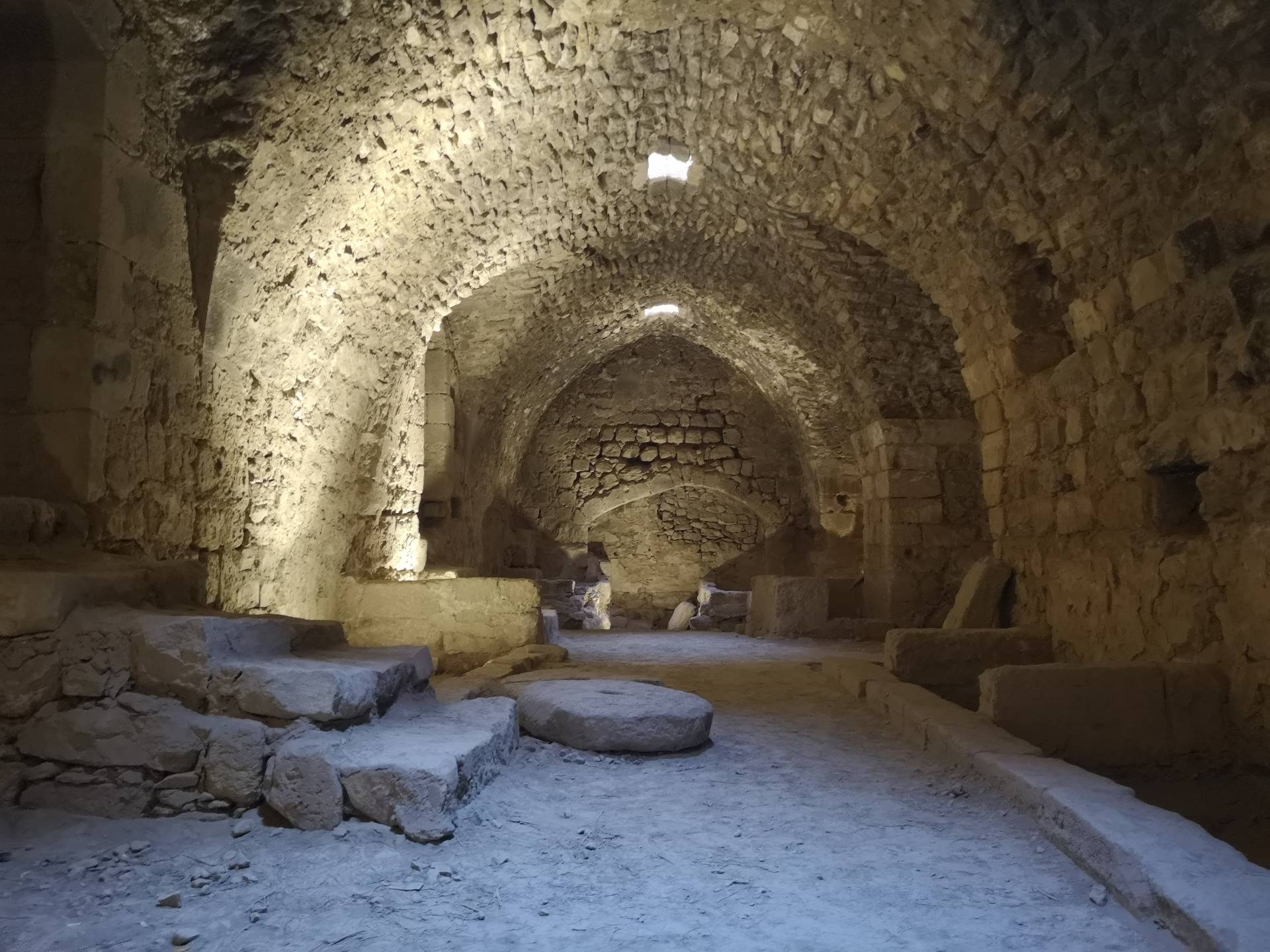   By the request of the Sultan of Damascus al-Mu’azzam ‘Isa an escape tunnel from castle to the town was built in 1227 AD. Photo by Alis Monte [CC BY-SA 4.0], via Connecting the Dots