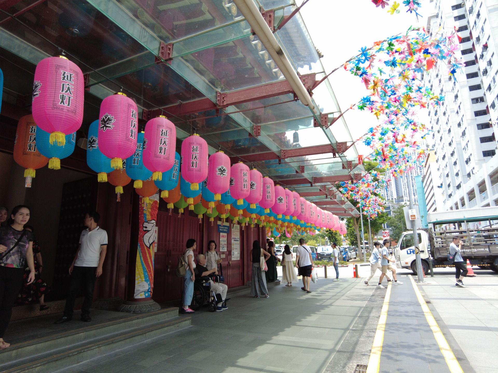 Exploring Culture and Calm: A Spontaneous Visit to the Buddha Tooth Relic Temple