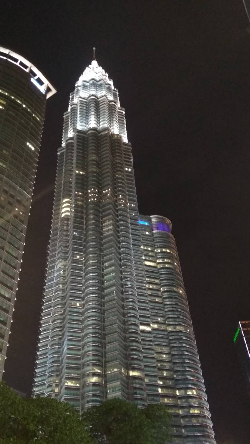KLCC Twin Tower - the very iconic tourist spot that most tourist doesn't bother to visit anymore