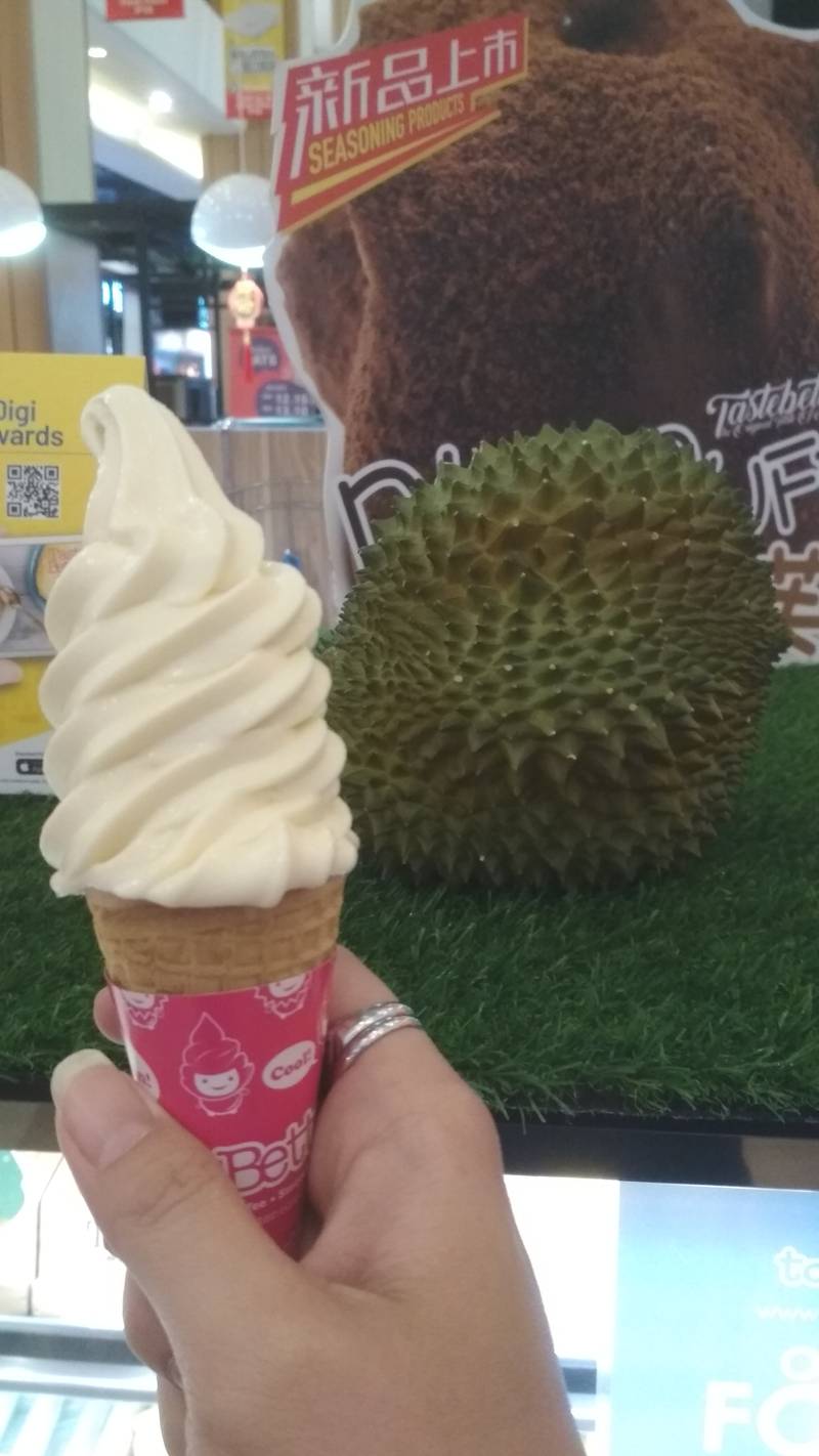 The ice cream may looked innocent, but once you put them into your mouth, magic happen! Those who likes durian, your butthole may squeeze really tight after you first took a bite on this. Those who scared of the fart+seawater+eggwhite+butane smell of durian, you may just fall in love with it!!!