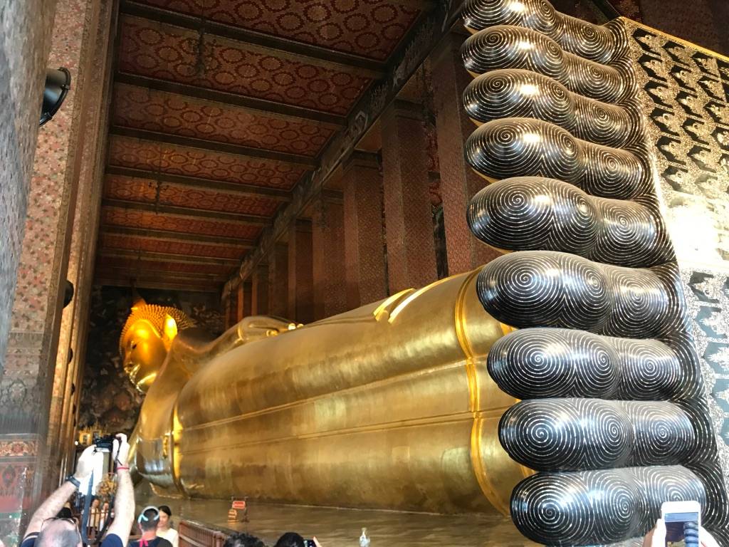 The huge reclining Buddha at Wat Pho - Not really easy to capture 