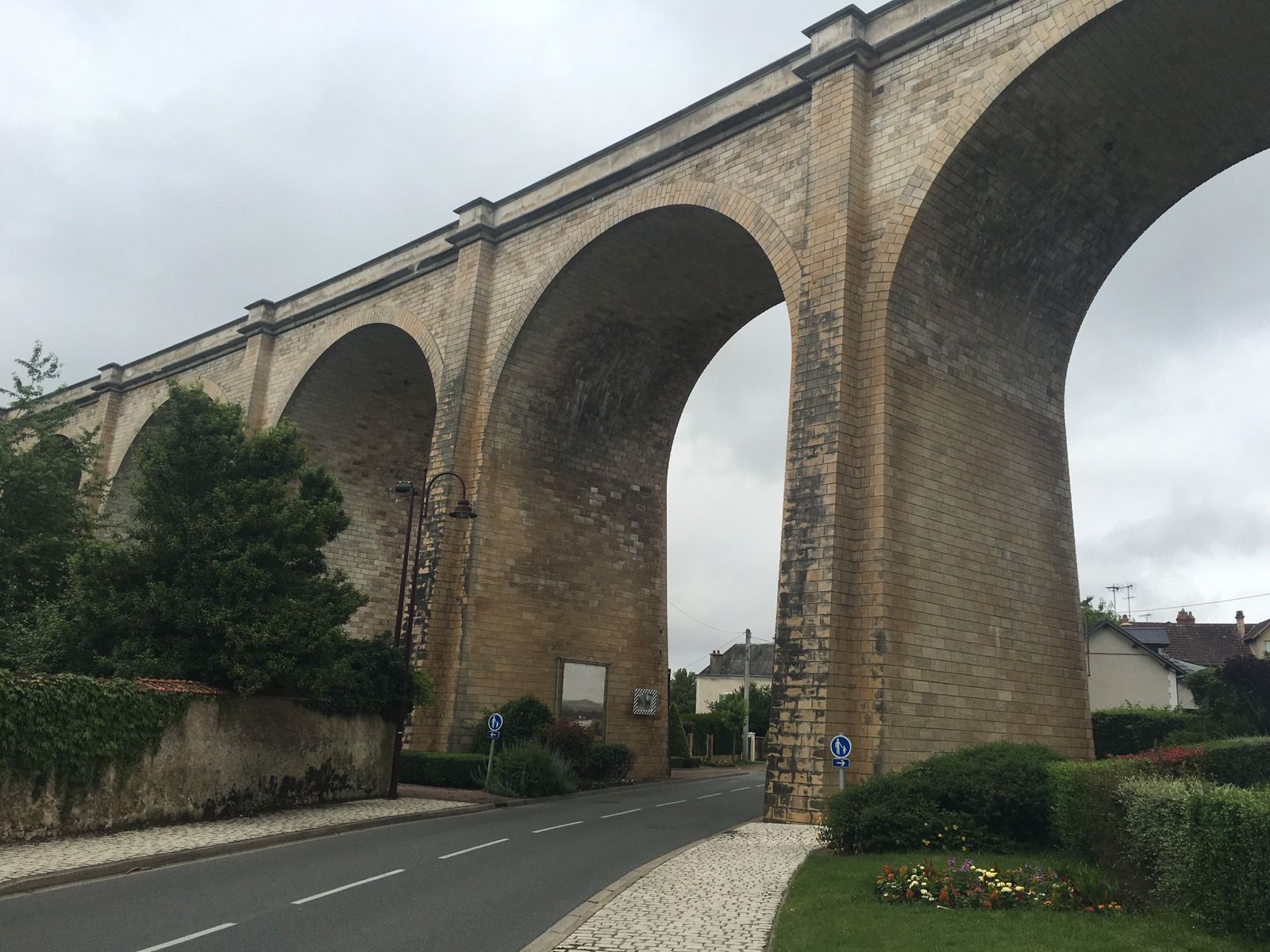 Suspension bridge at Saint-Thibault (1834)