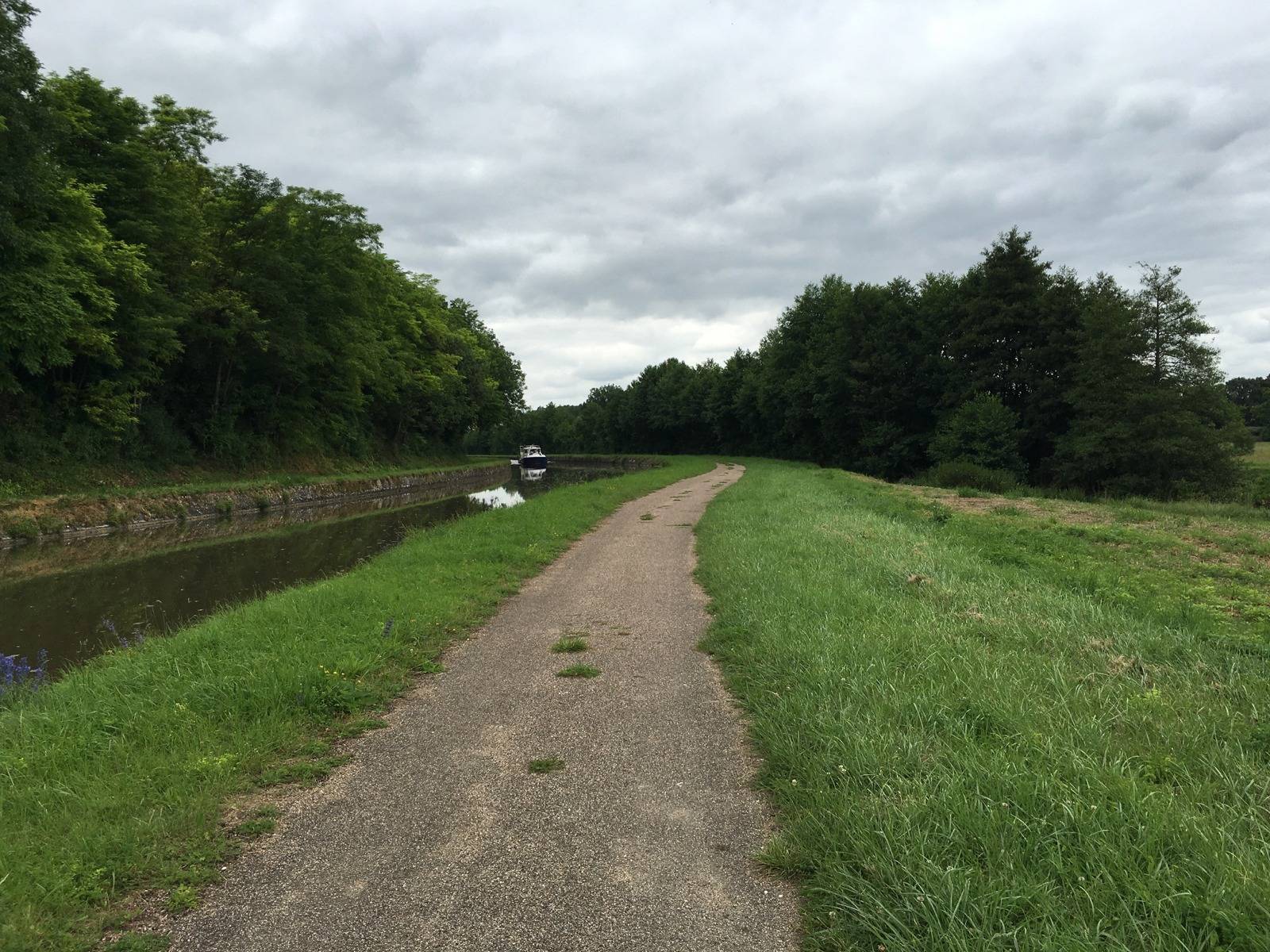 We continue cycling along the Canal Lateral a la Loire