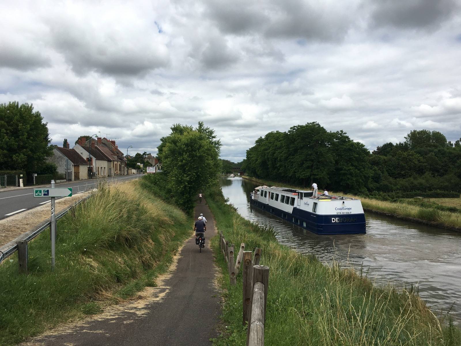 Why not cruising Central France? By boat or by bike you decide!