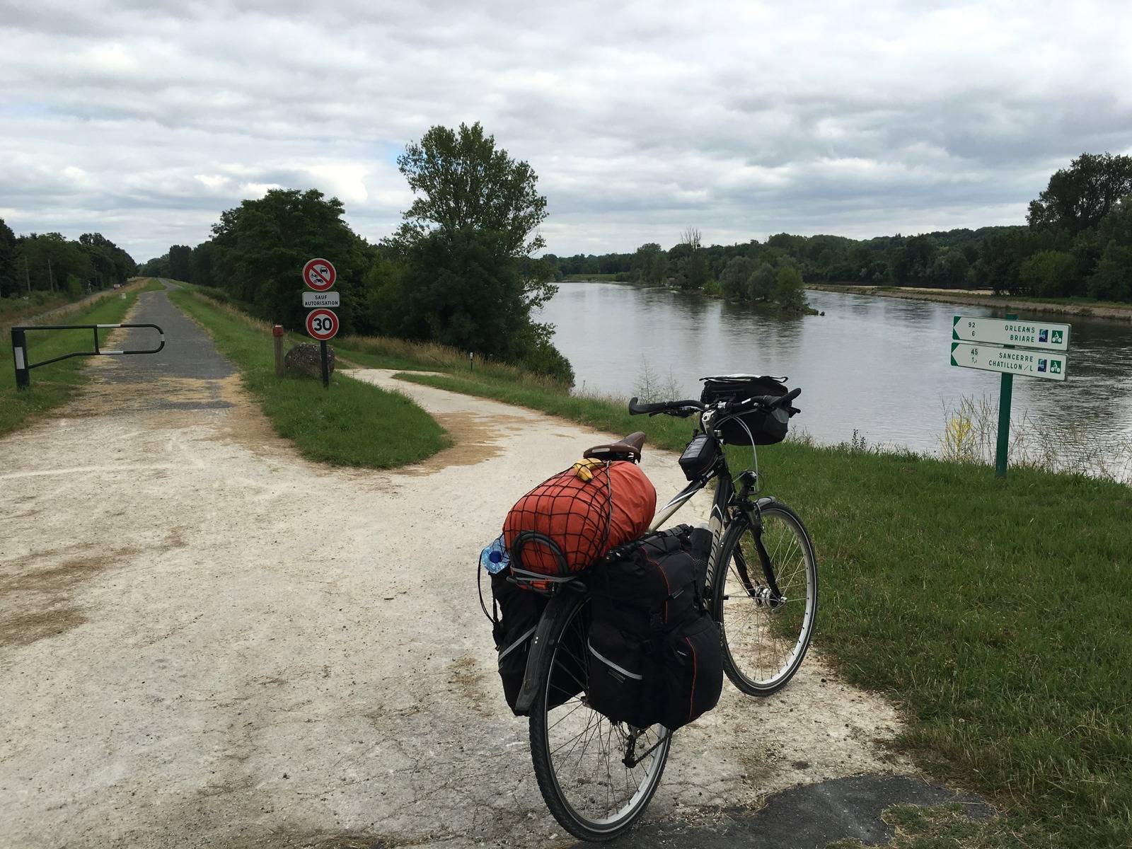 Love cycling on the Loire dikes!