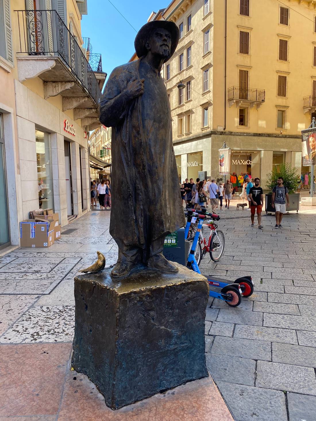 Statue of Berto Barbarani in Piazza delle Erbe