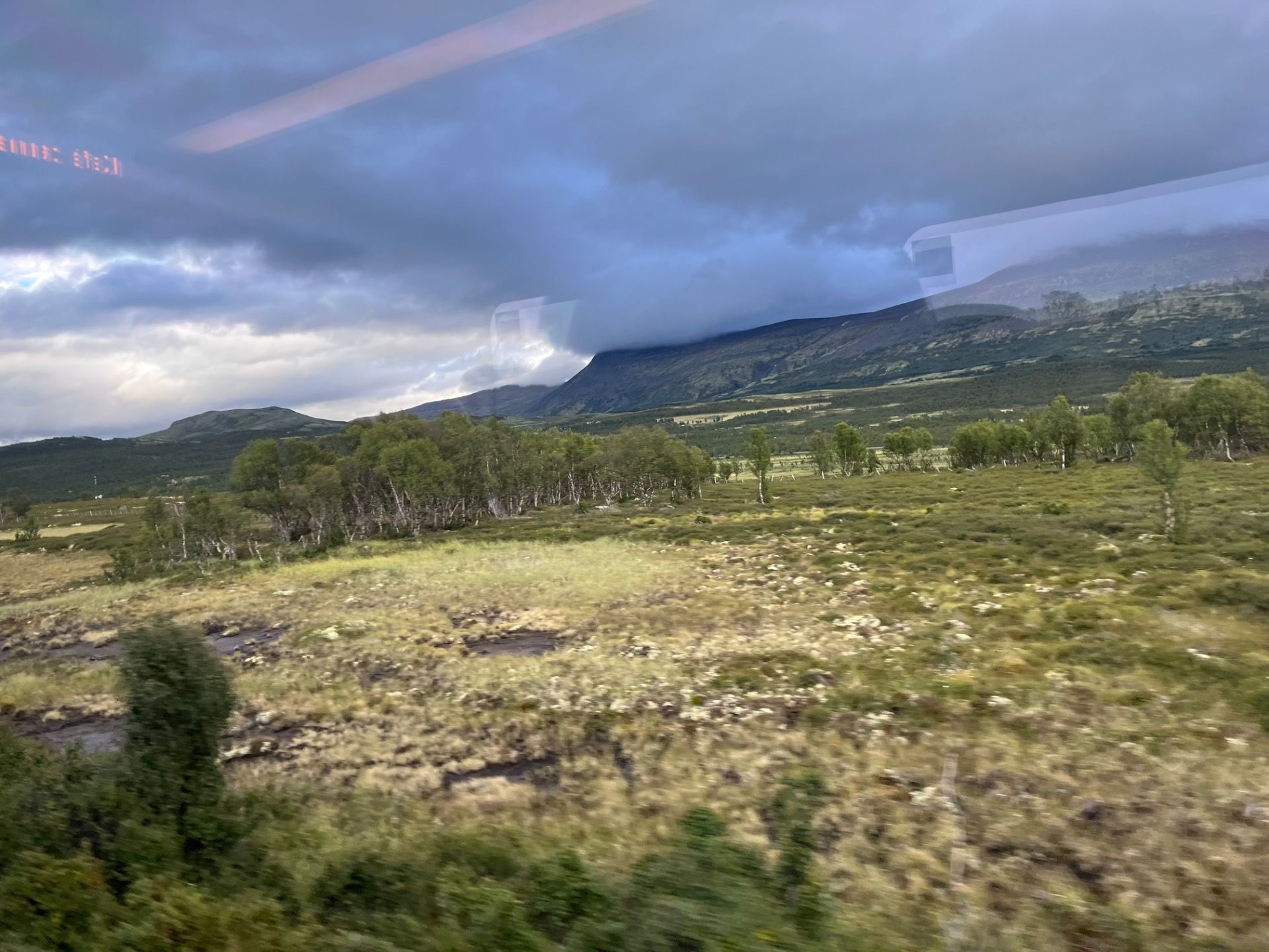 Wunderschöne Landschaft - Zugfahrt durch das norwegische Hochland.