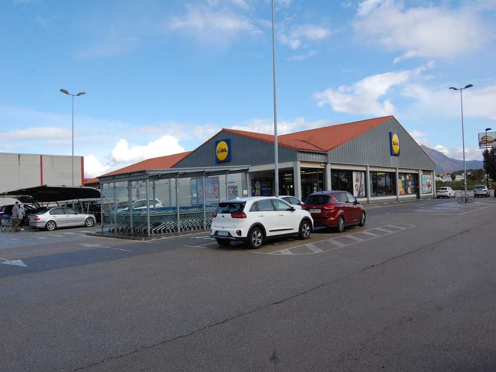 abandoned parking lot at LIDL at 12 noon