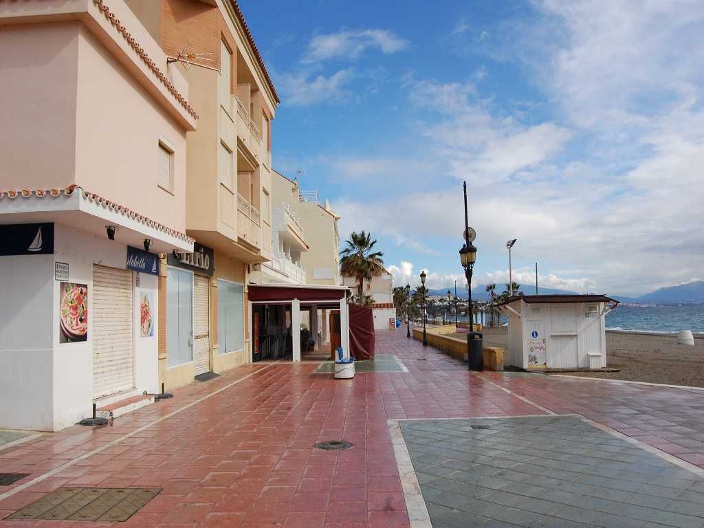 other view of the deserted promenade