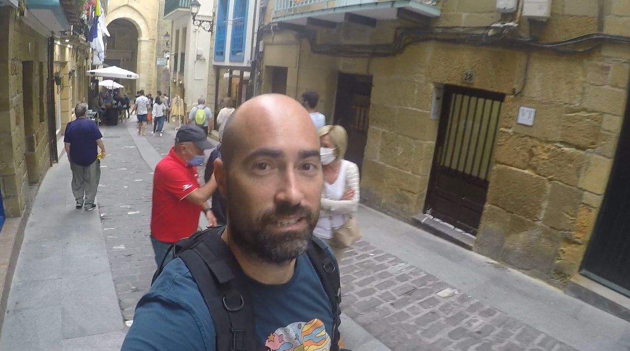 On Nagusia Kalea street, after crossing the arch of the church, in the background.