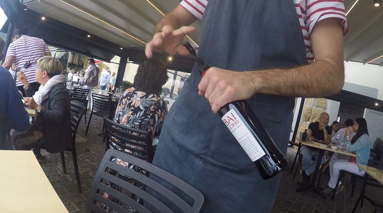 Waiter uncorking a 50cl bottle of Bai Gorri 2017 Crianza red wine (€14).
