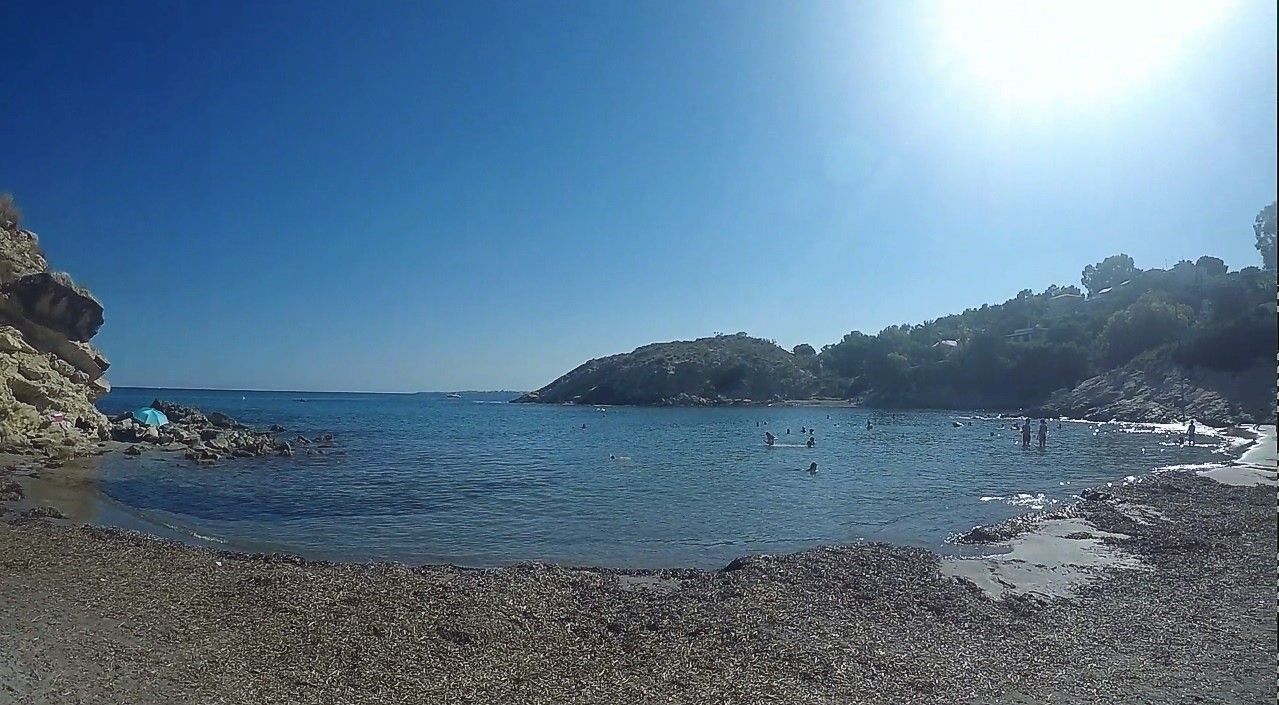 Great day at Coveta Fumá cove, with almost no people crowding the place, as usual, since is probably the most famous cove in Campello town.As I always do, I brought my snorkel with me.