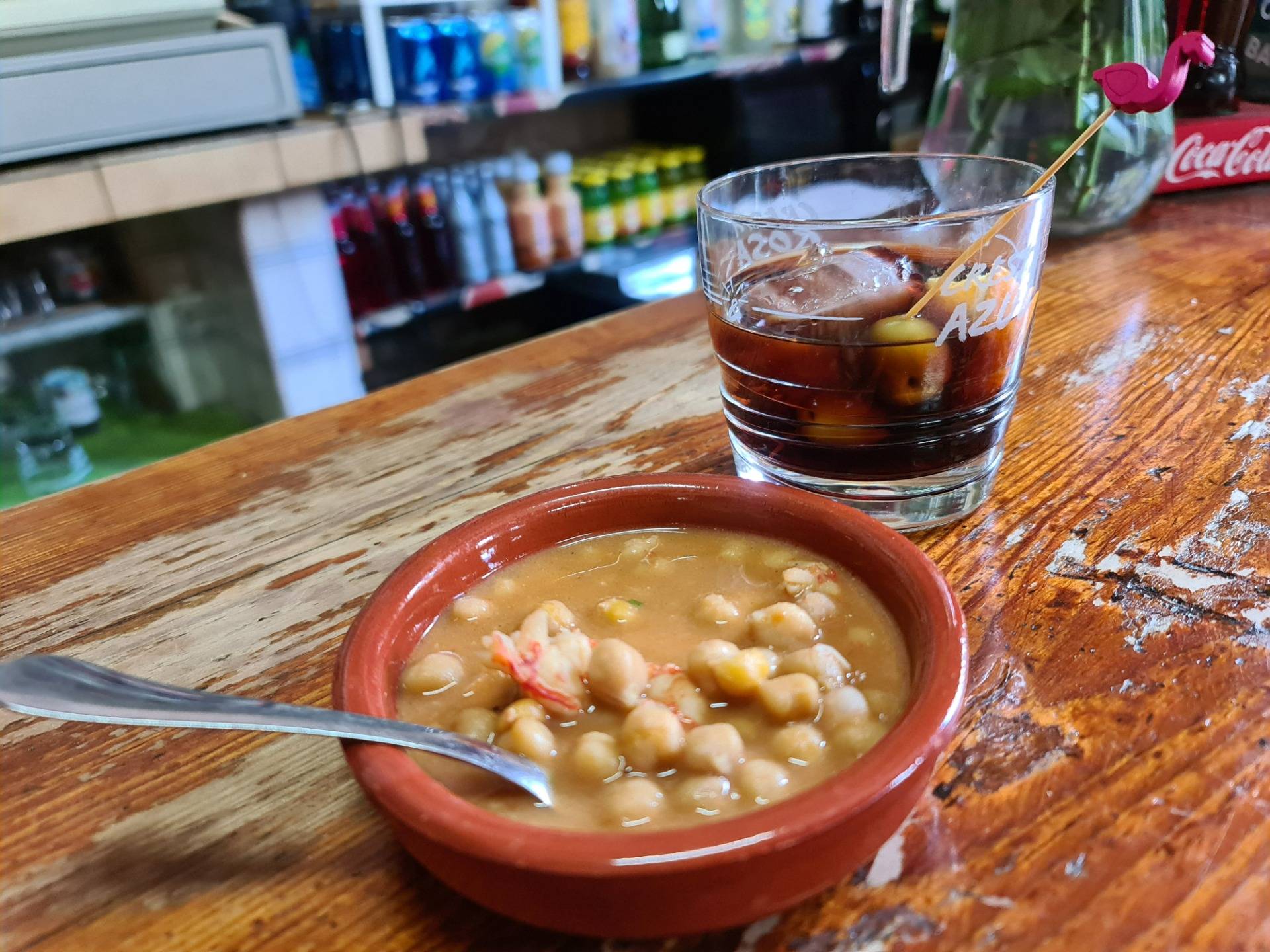 A ”Marianito” (name for a small glass of vermouth to drink together with some tapa) of homemade vermouth, sided with a prawns and chickpeas stew tapa (€2.50, tapa on the house).