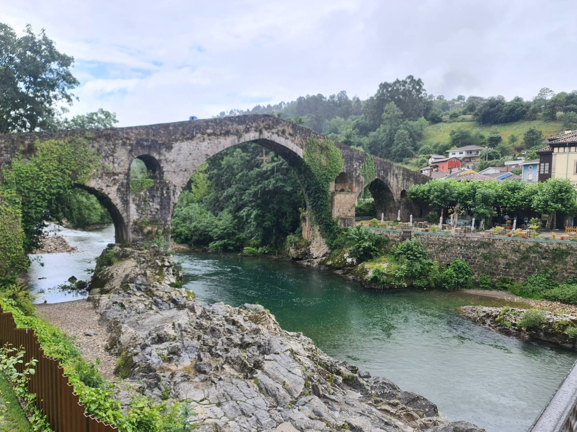 Roman Bridge (although its construction is of medieval origin and not Roman) and Victory Cross, over the Sella river (1).