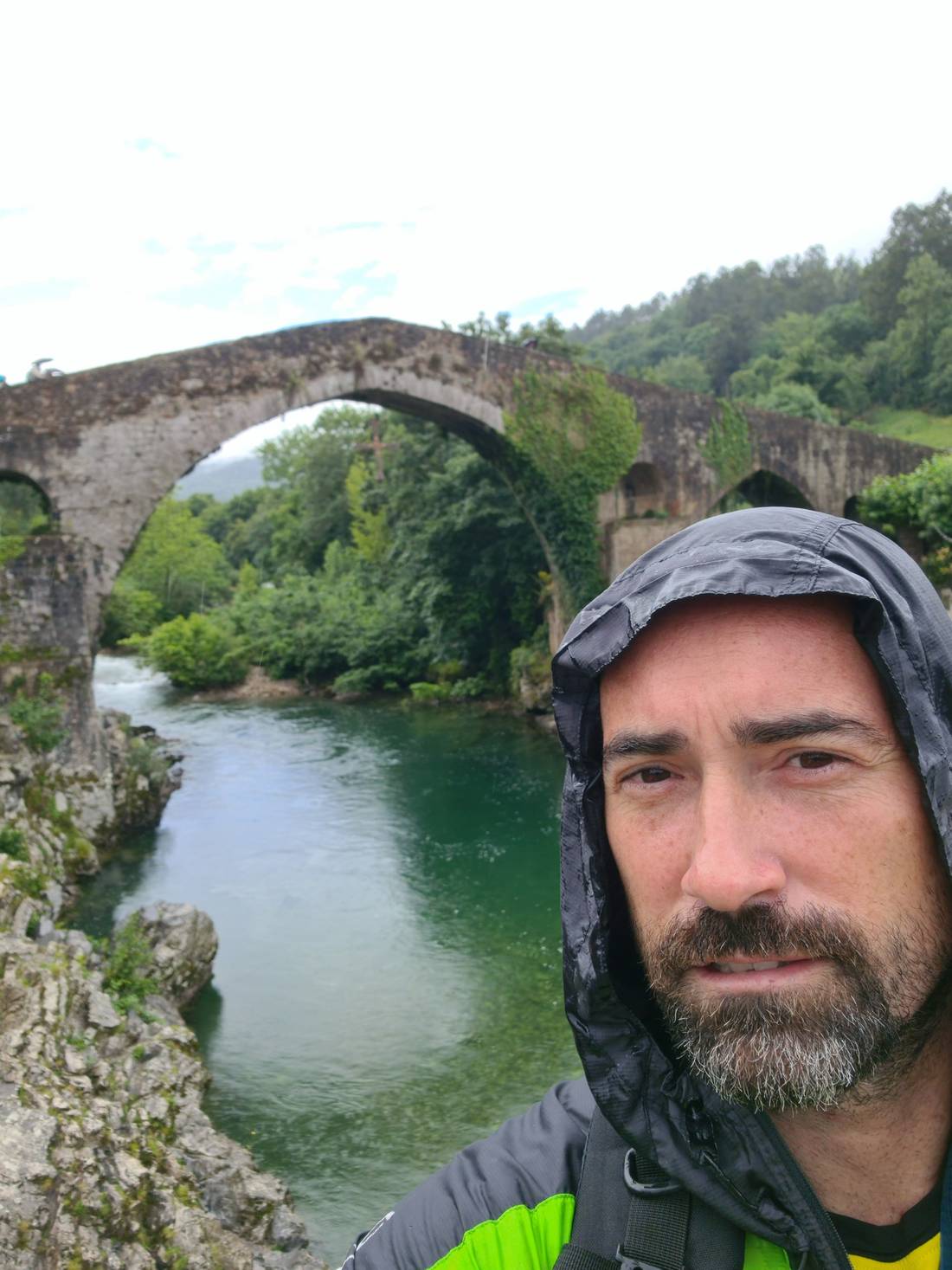 Roman Bridge (although its construction is of medieval origin and not Roman) and Victory Cross, over the Sella river (3).