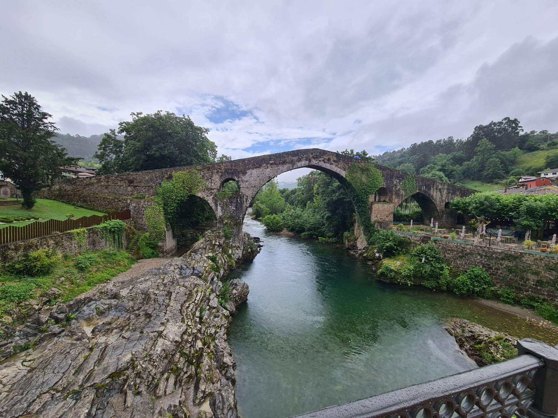 Roman Bridge (although its construction is of medieval origin and not Roman) and Victory Cross, over the Sella river (2).
