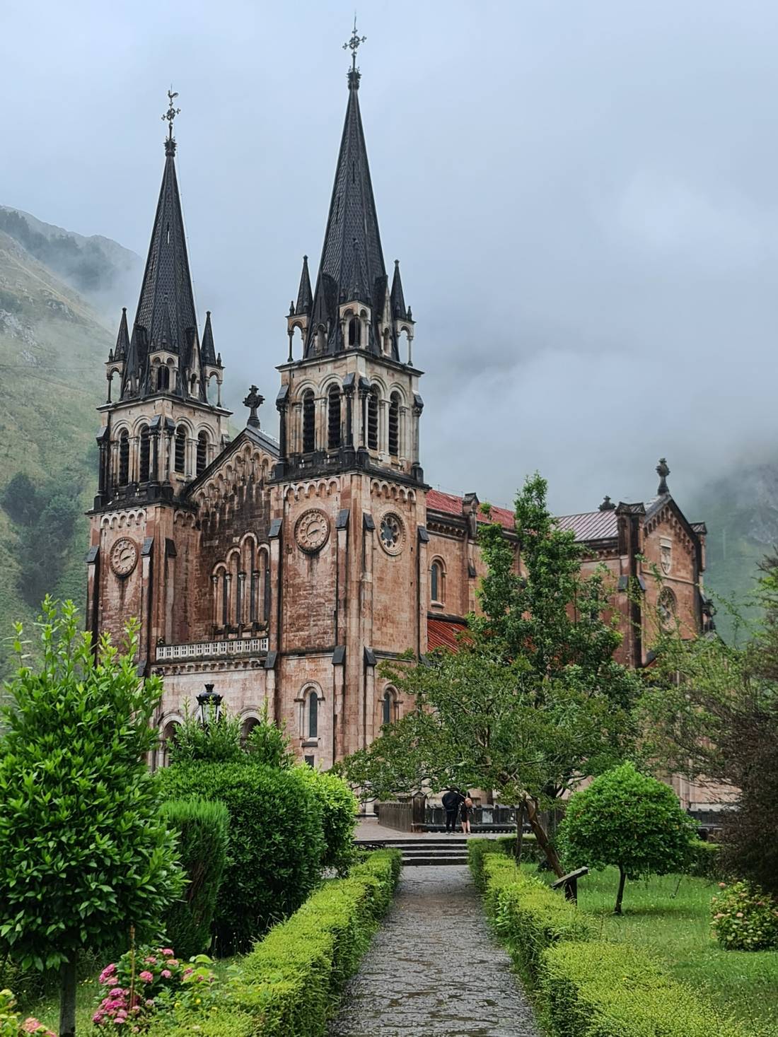 Basilica of Santa María la Real de Covadonga, on a rainy day (3).