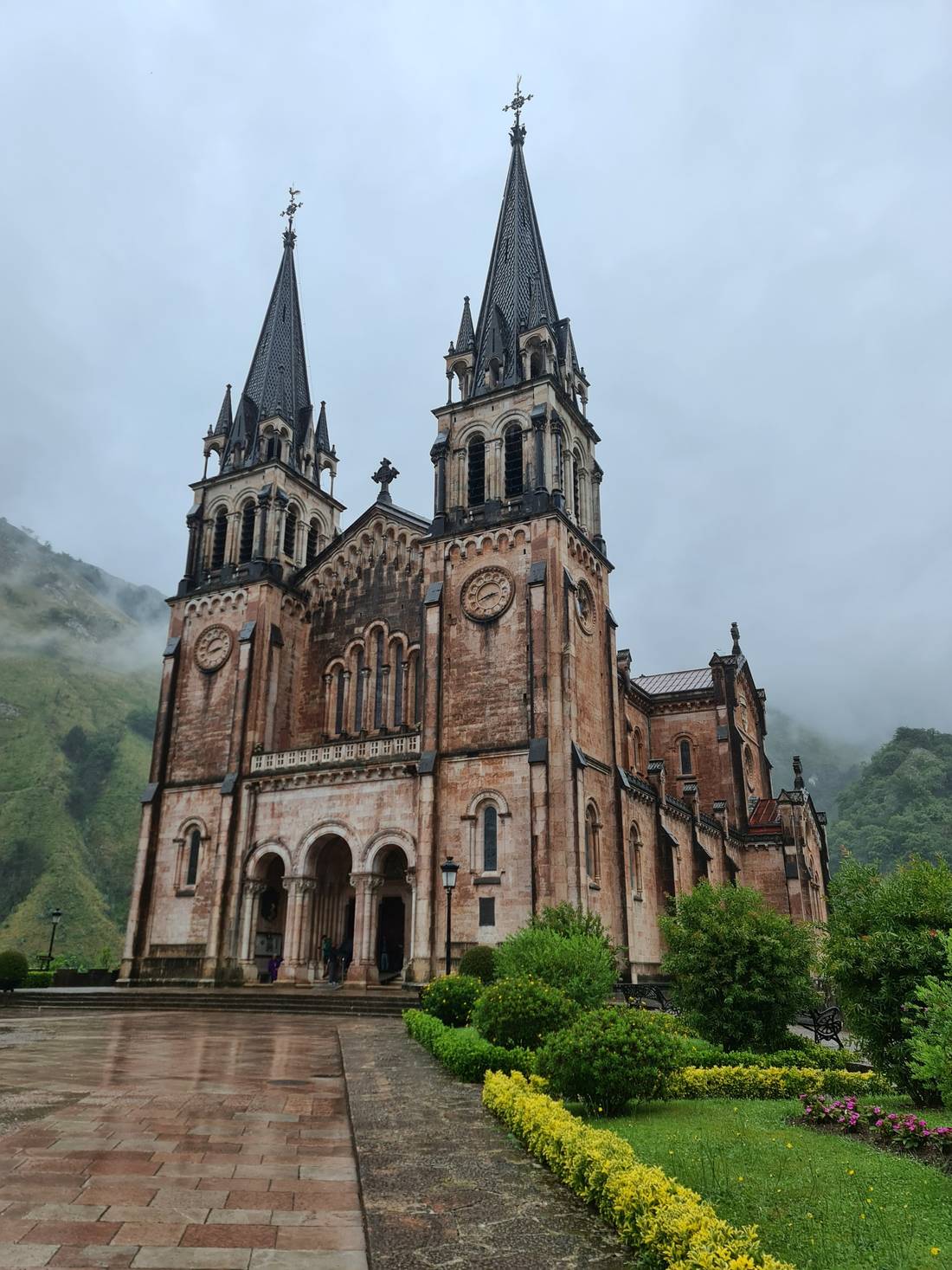 Basilica of Santa María la Real de Covadonga, on a rainy day (4).
