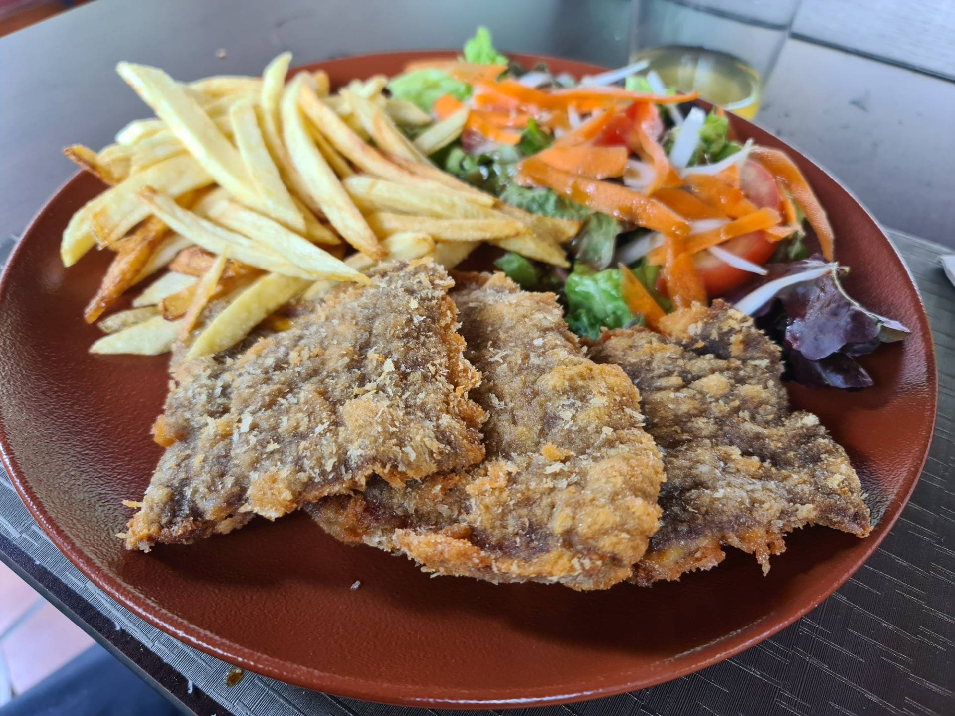 ”Cachopines” (breaded veal fillets stuffed with veal jerky and Valdeón blue cheese), sided with fries and salad and paired with a bottle of natural cider (€16.50 + €4.50) (3).