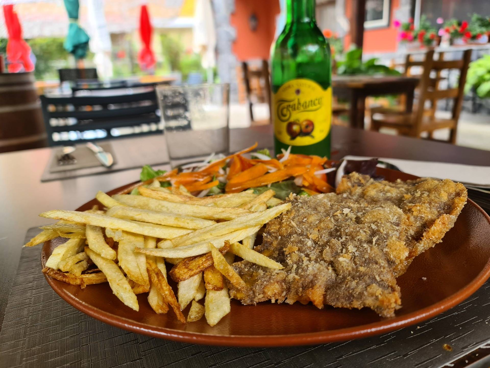 ”Cachopines” (breaded veal fillets stuffed with veal jerky and Valdeón blue cheese), sided with fries and salad and paired with a bottle of natural cider (€16.50 + €4.50) (1).
