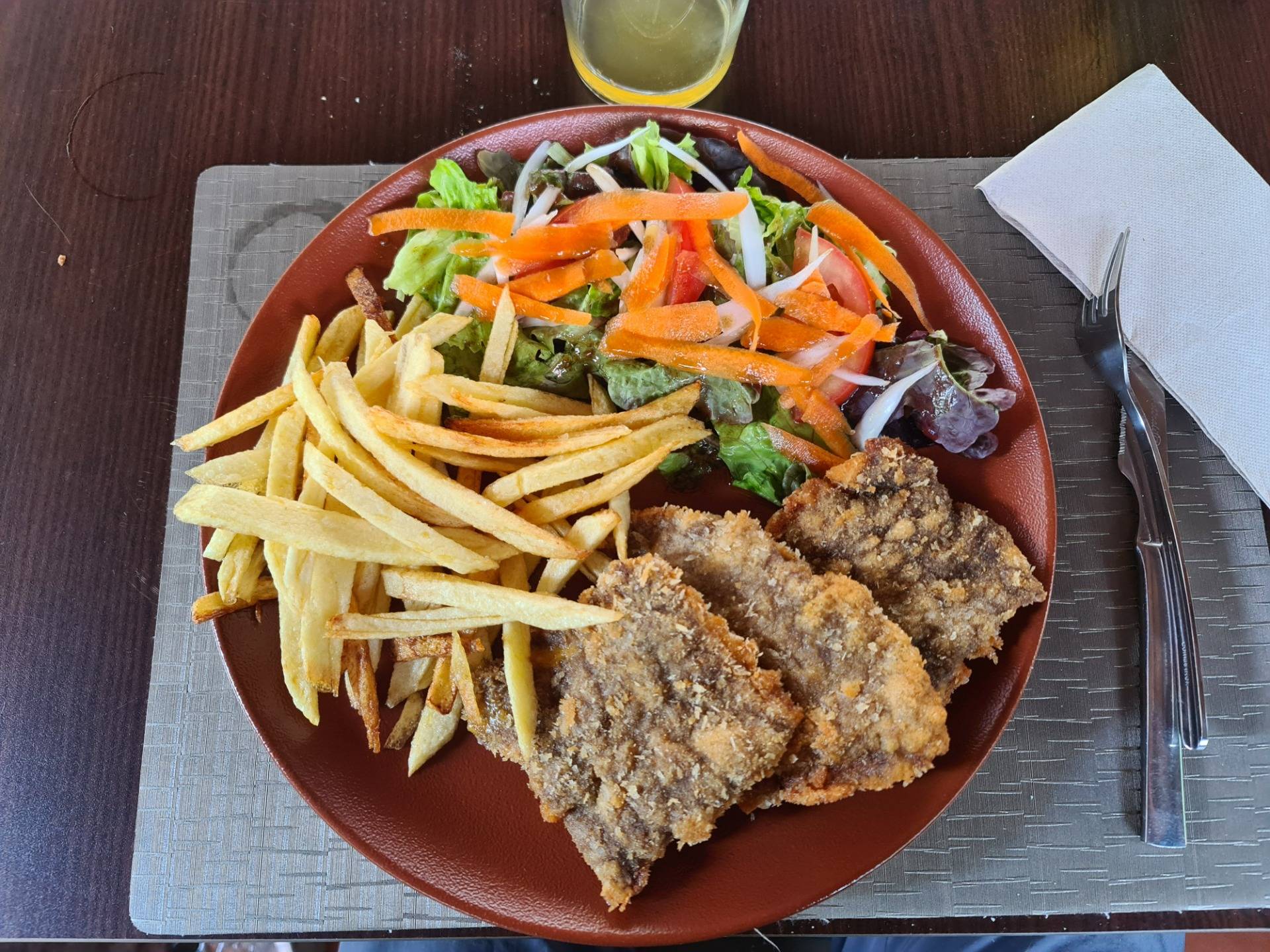 ”Cachopines” (breaded veal fillets stuffed with veal jerky and Valdeón blue cheese), sided with fries and salad and paired with a bottle of natural cider (€16.50 + €4.50) (2).