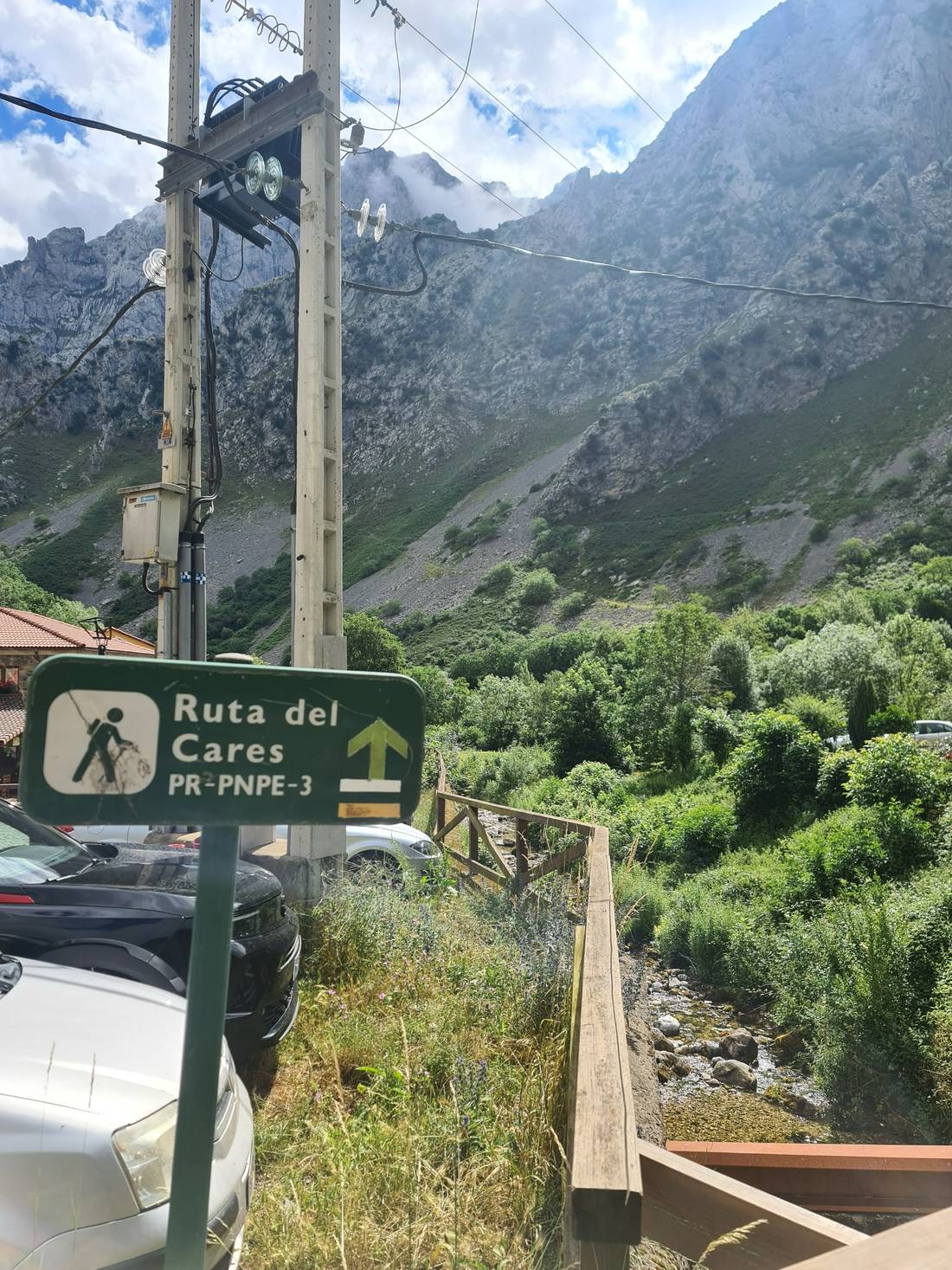 Start of the route in Caín de Valedón hamlet.