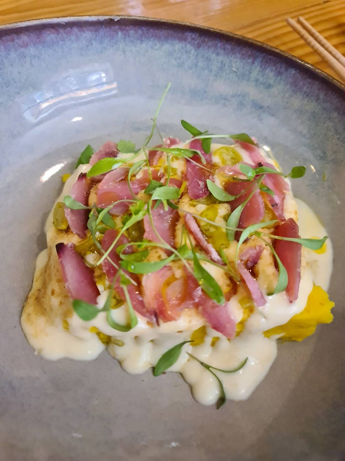 ”Our Russian salad ’causa limeña’-style” (potato base with yellow chili -spicy low-, mayonnaise made with canned tuna oil and salted bonito slices topping) (€10.50) (4).