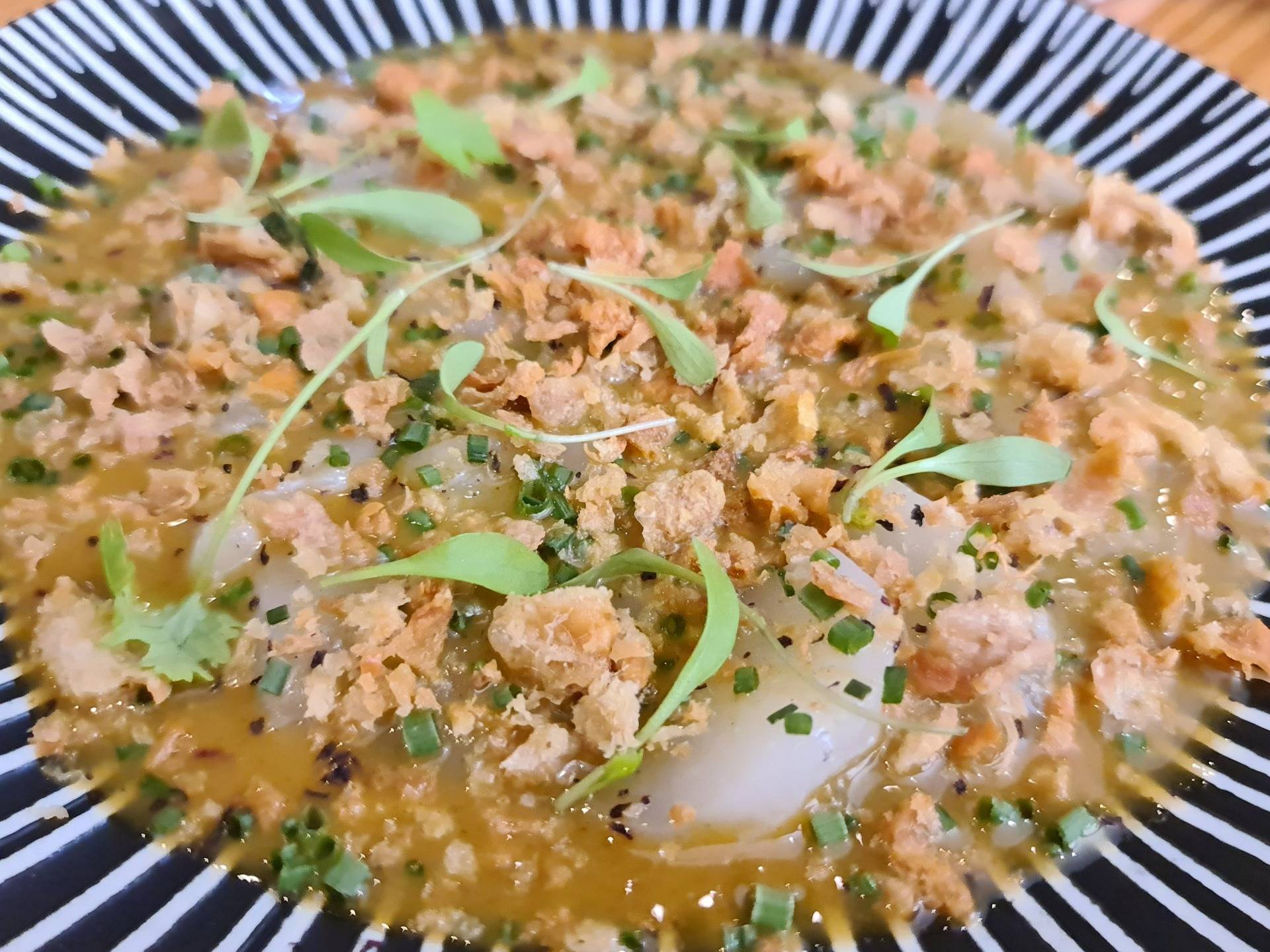 ”Thai style scallop usuzukuri” (special scallop sashimi cut on a homemade version of fish sauce, oyster sauce, brown sugar and tamarind sauce with fried chicken skin crumbs topping (€24) (2).