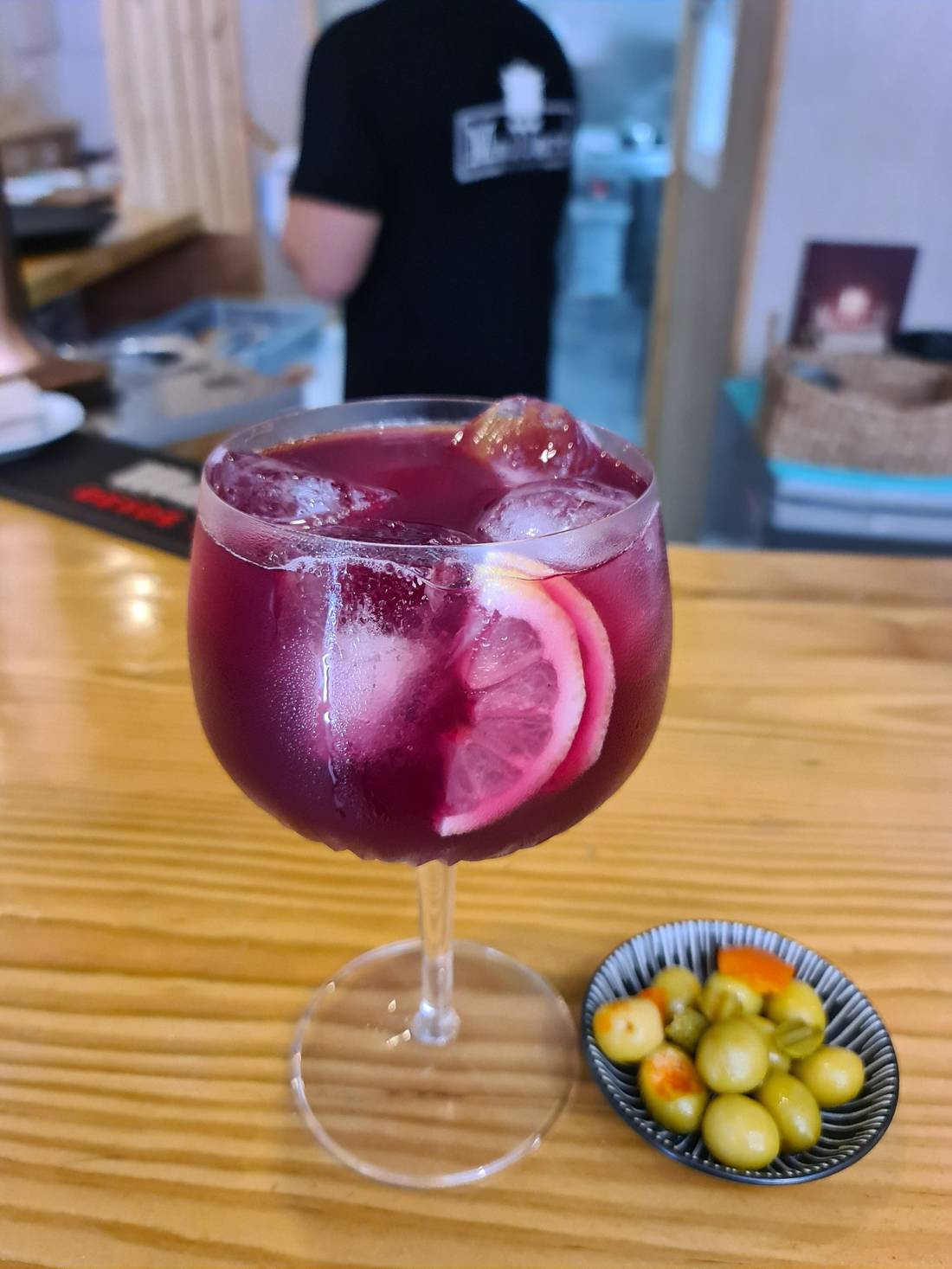”Tinto de verano” glass (red wine with soda, lemon slices and ice cubes) + olives (€4.50).