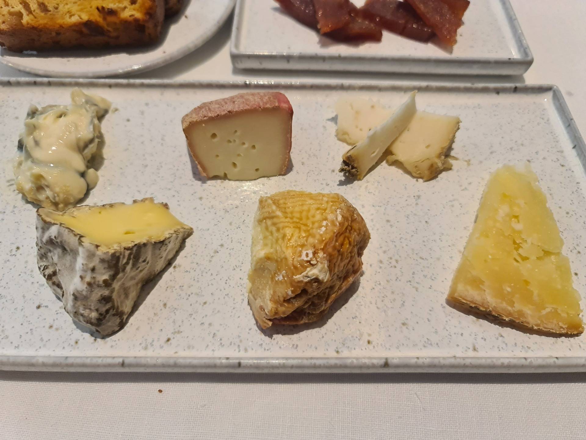 National artisan cheeses board, sided with artisan bread and quince (+€20/diner) (2).