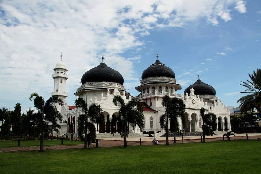 Baiturrahman Grand Mosque [source]