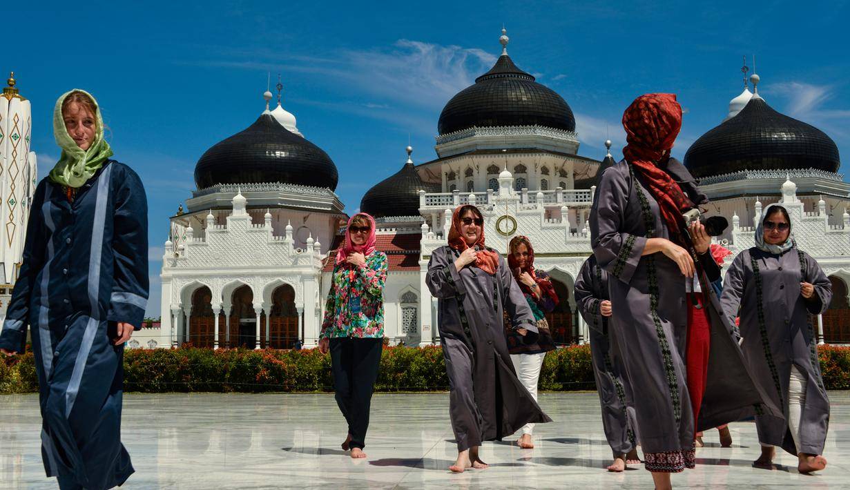 Tourist visit The Baiturrahman Grand Mosque