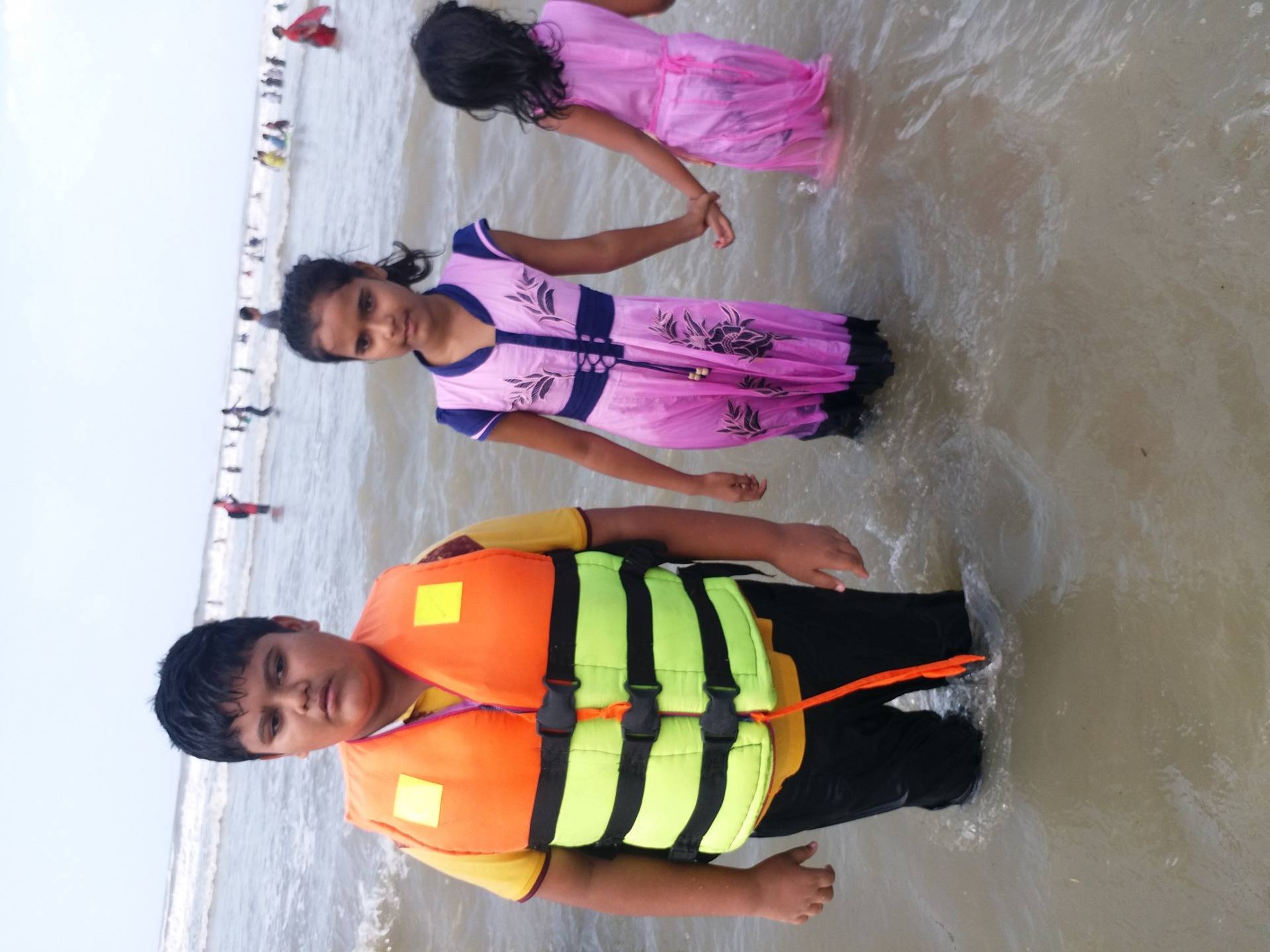 Child are waiting for speed boat