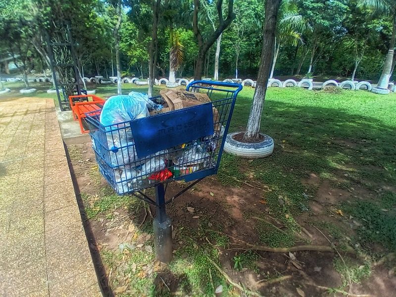 Bancos, marcados de sendero y basureros todo con materiales reutilizados.